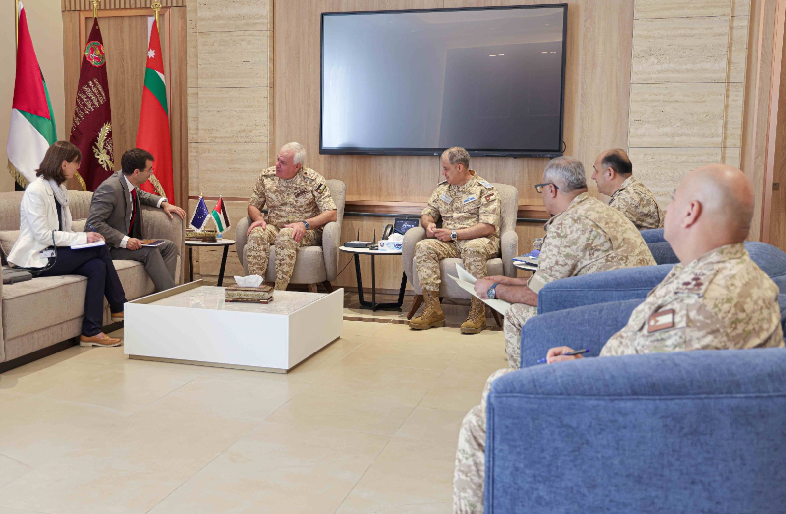 رئيس هيئة الأركان المشتركة يستقبل سفير الاتحاد الأوروبي