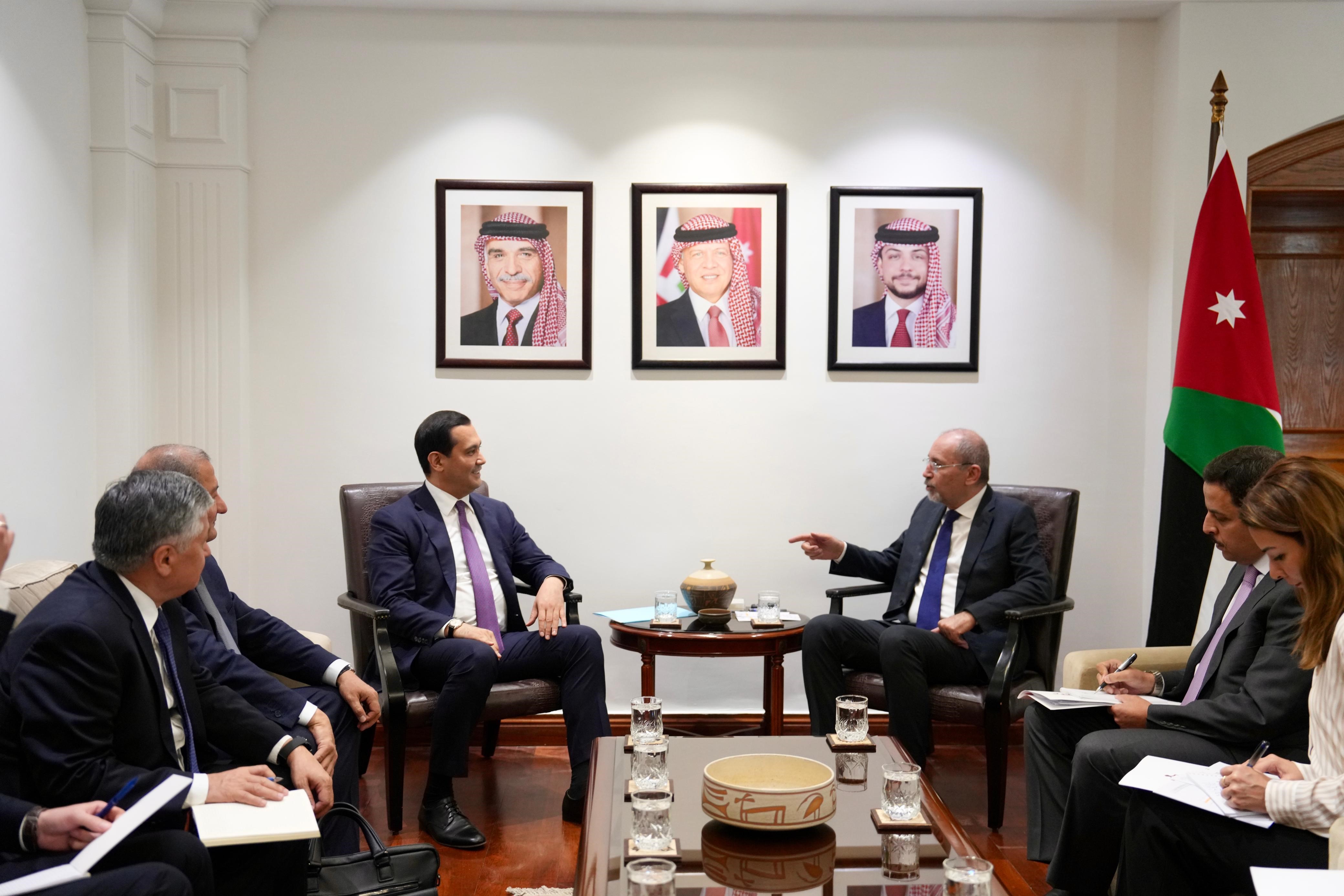 وزير الخارجية يلتقي مستشار الرئيس الأوزبكي