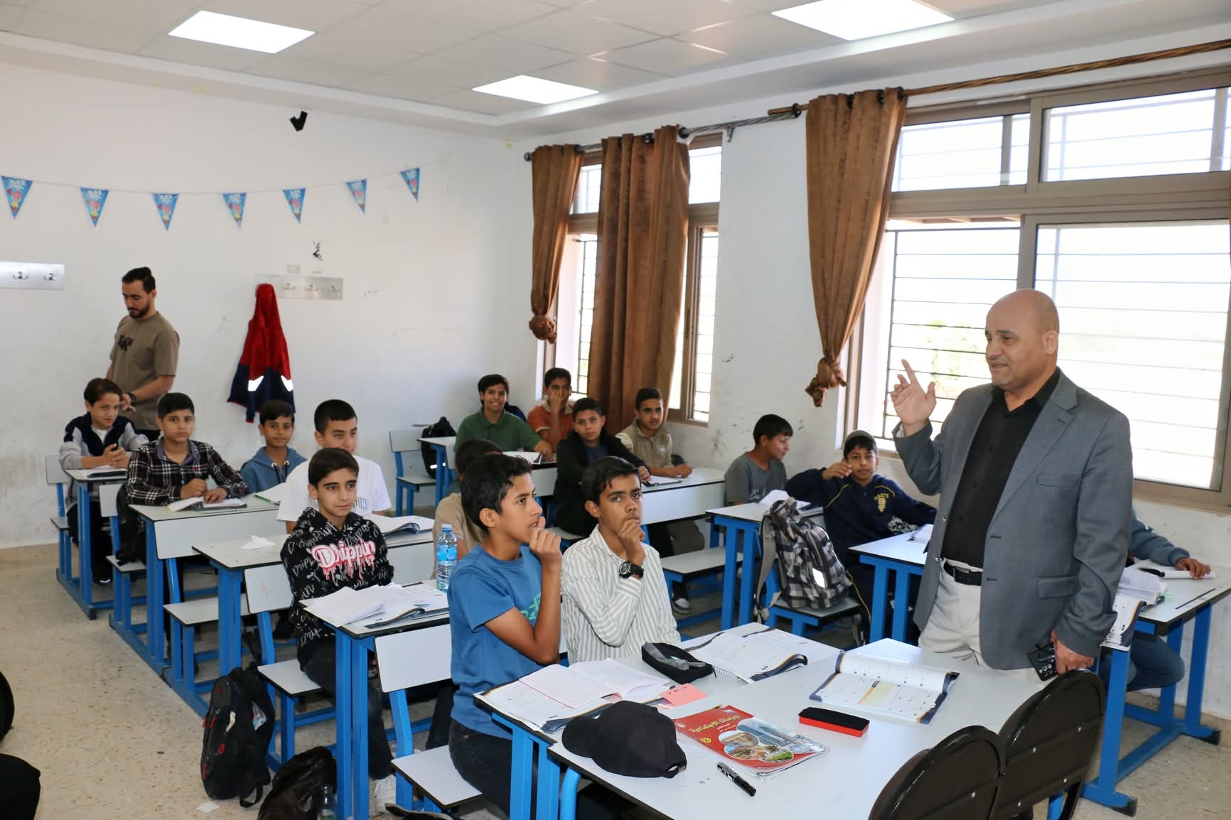 مدير تربية معان يتفقد المدارس المطبقة لبرنامج التعليم المهني