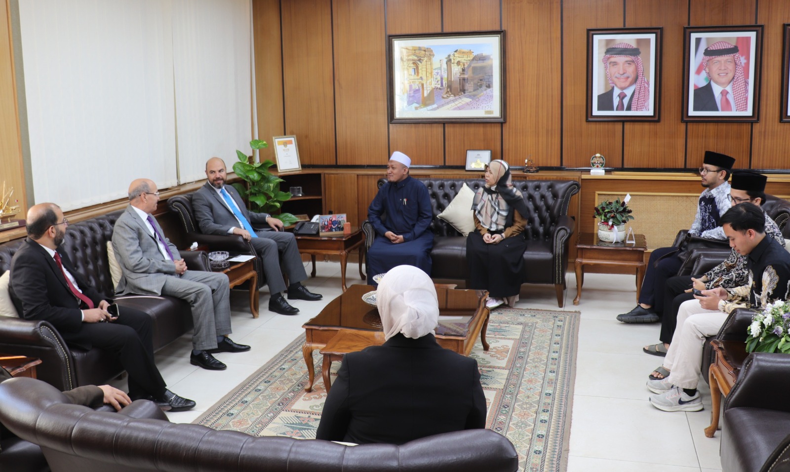 بحث التعاون بين جامعة اليرموك ومعهد دار العارفين في إندونيسيا