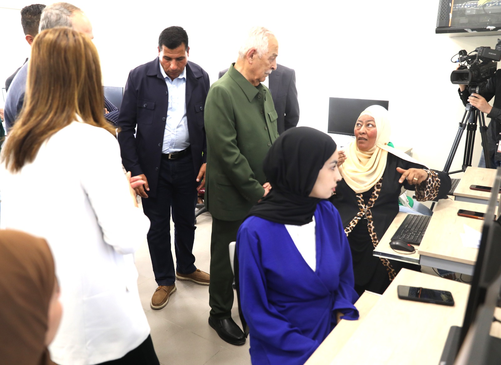  رئيس الديوان الملكي يتفقد مشاريع مبادرات ملكية في البلقاء والكرك 