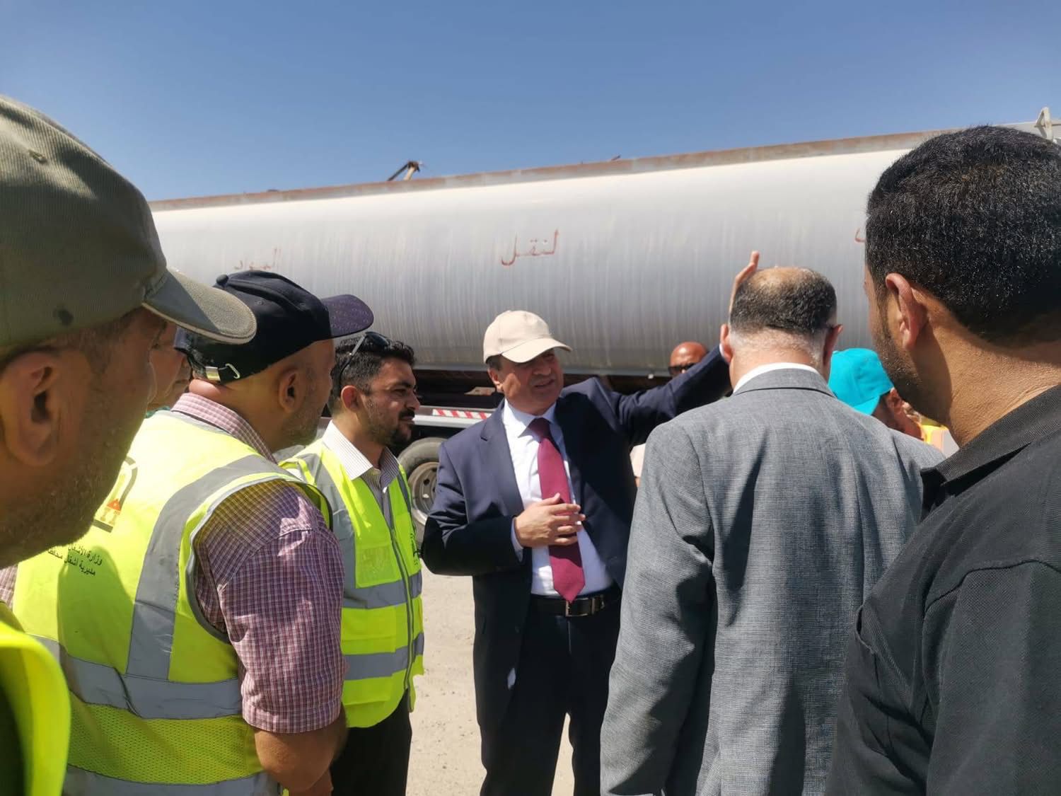 محافظ العقبة يتفقد مشروع طريق الحميمة-القويرة