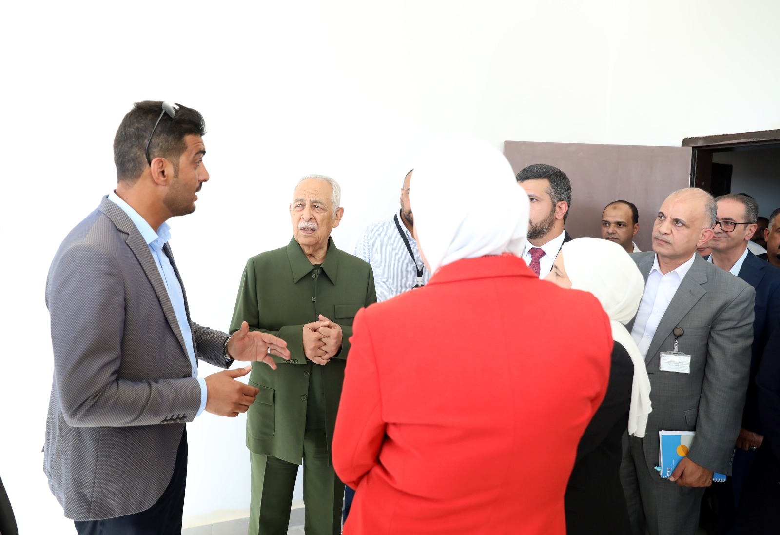  رئيس الديوان الملكي يتفقد مشاريع مبادرات ملكية في البلقاء والكرك 