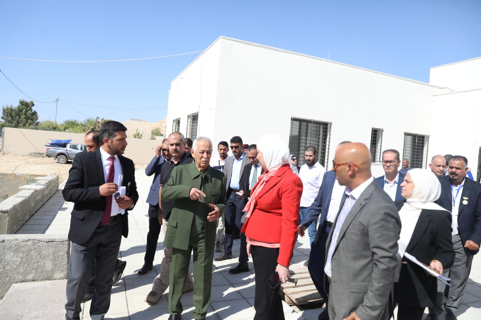  رئيس الديوان الملكي يتفقد مشاريع مبادرات ملكية في البلقاء والكرك 