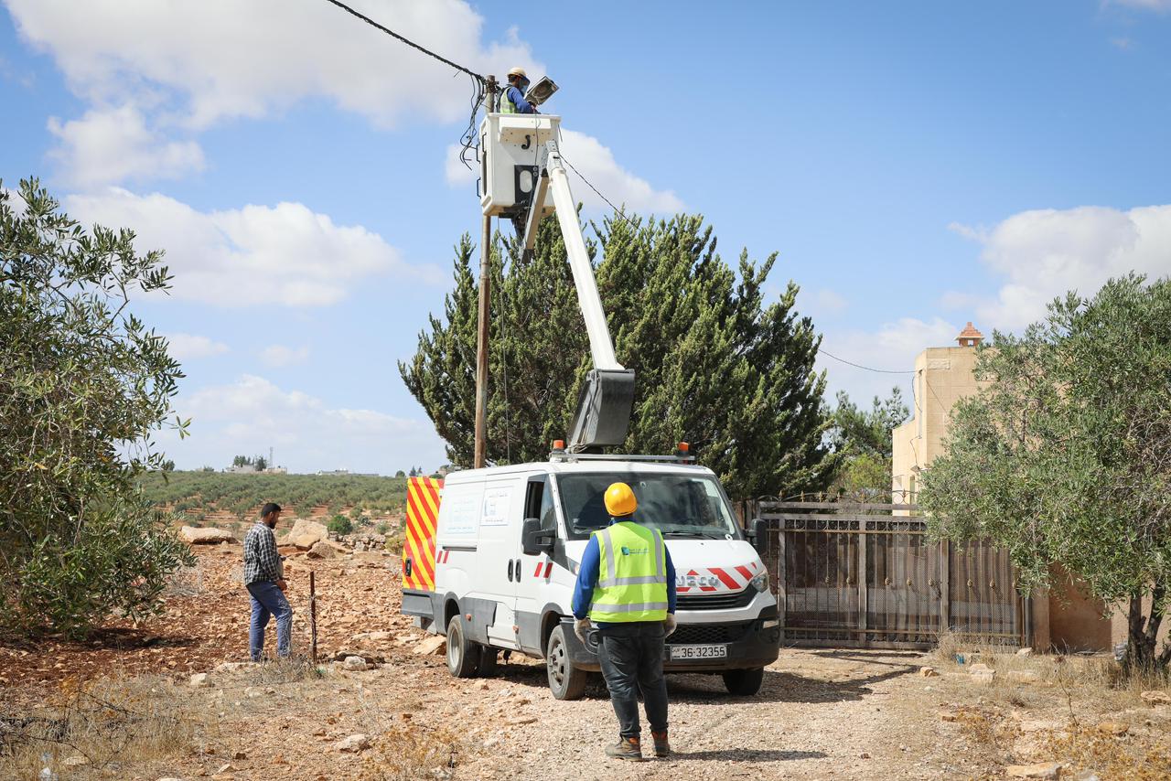 كهرباء إربد تنهي مشروع تركيب وحدات إنارة موفرة للطاقة