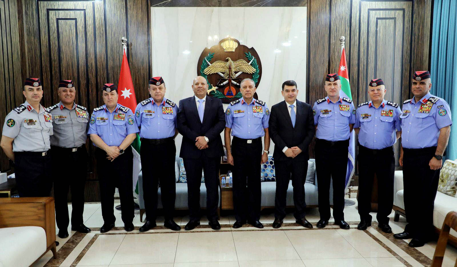 مدير الأمن العام يكرم لواءين متقاعدين