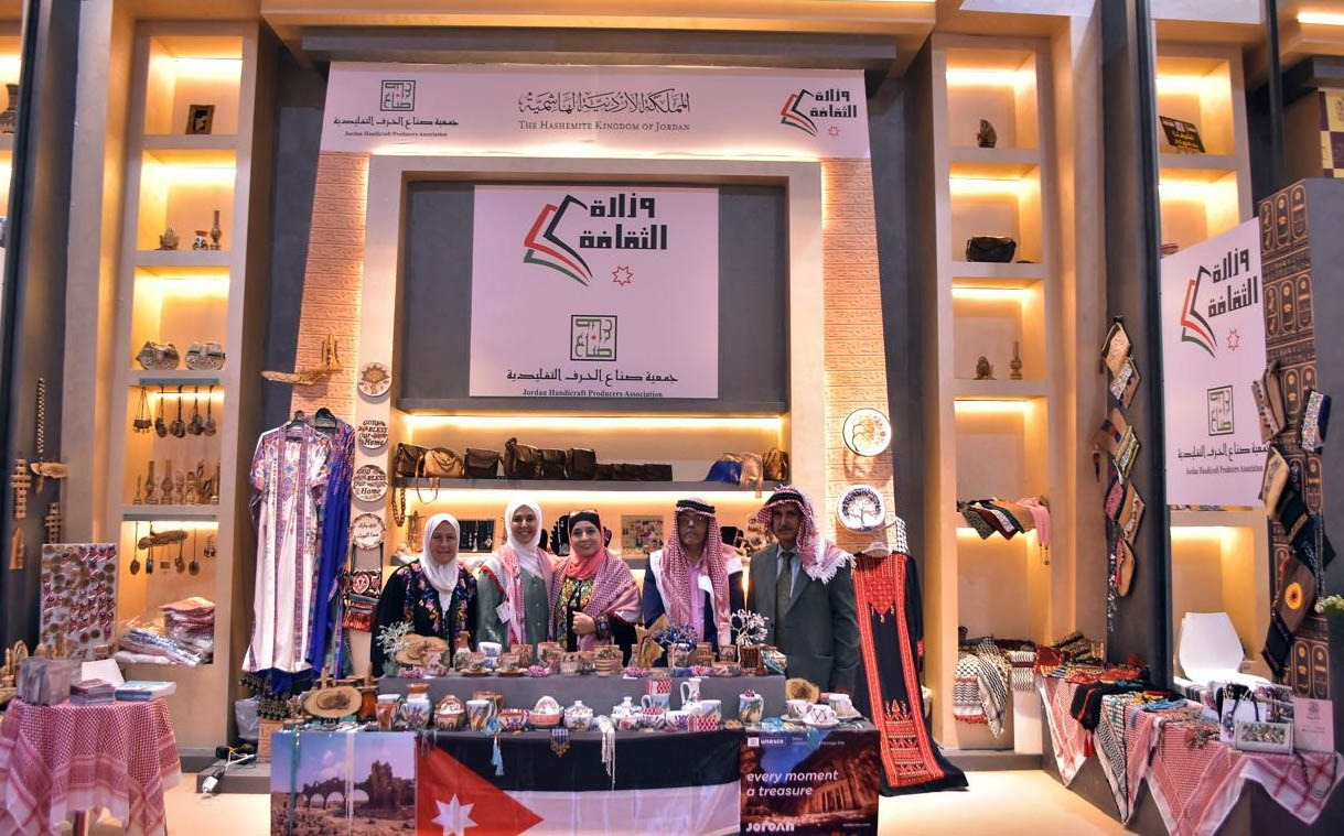 رئيس الوزراء المصري يزور جناح الأردن المشارك في معرض تراثنا بالقاهرة