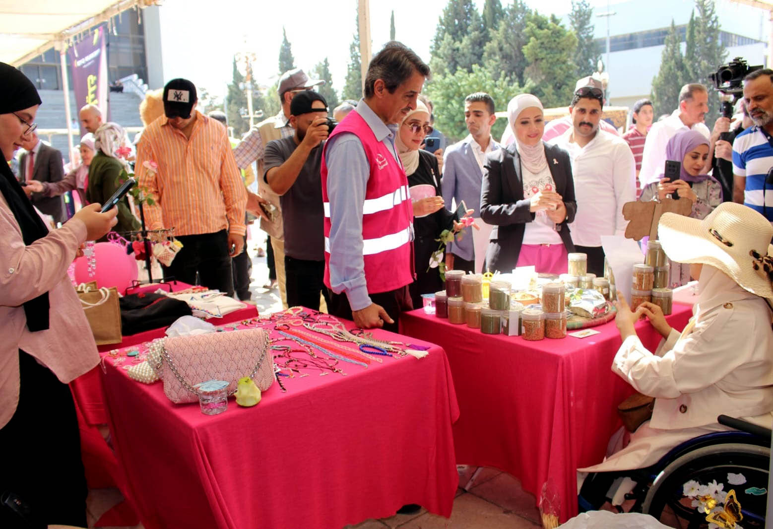 تنظيم فعالية المسيرة الوردية في إربد 