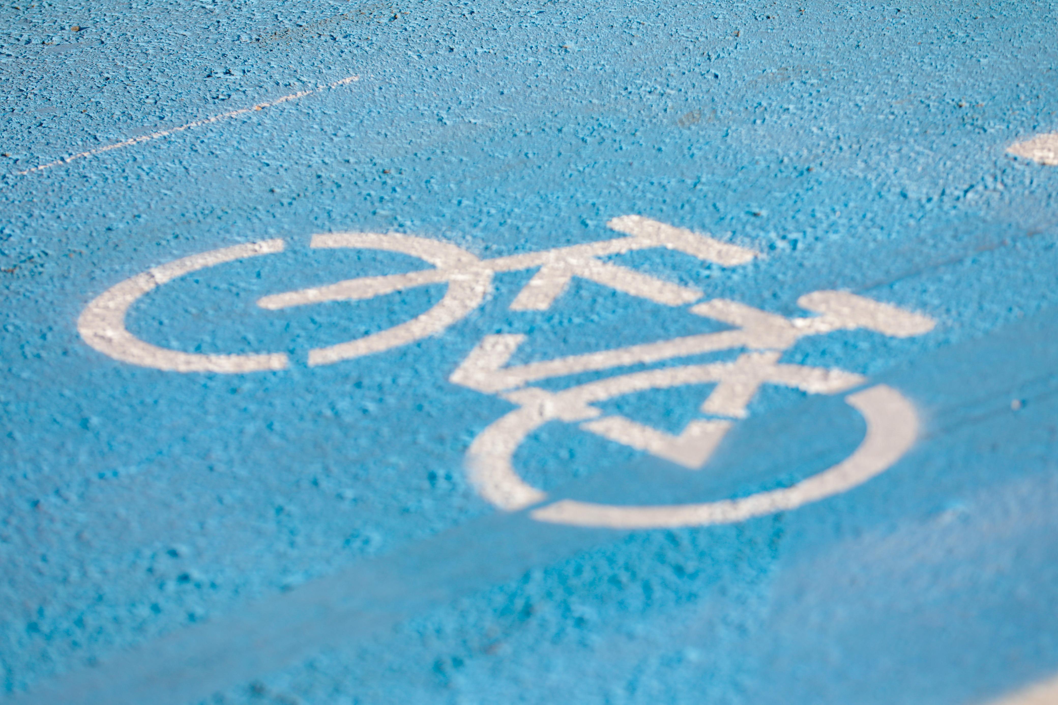 أمانة عمان تنفذ ممشى في شارع الستين بمنطقة زهران