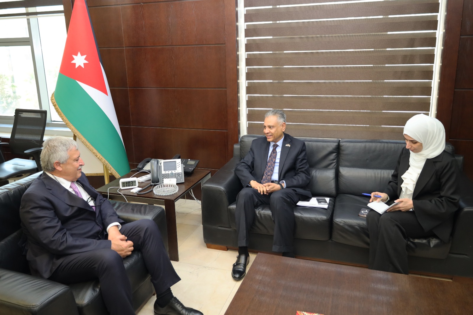 وزير النقل يبحث والسفير اليمني تعزيز التعاون المشترك
