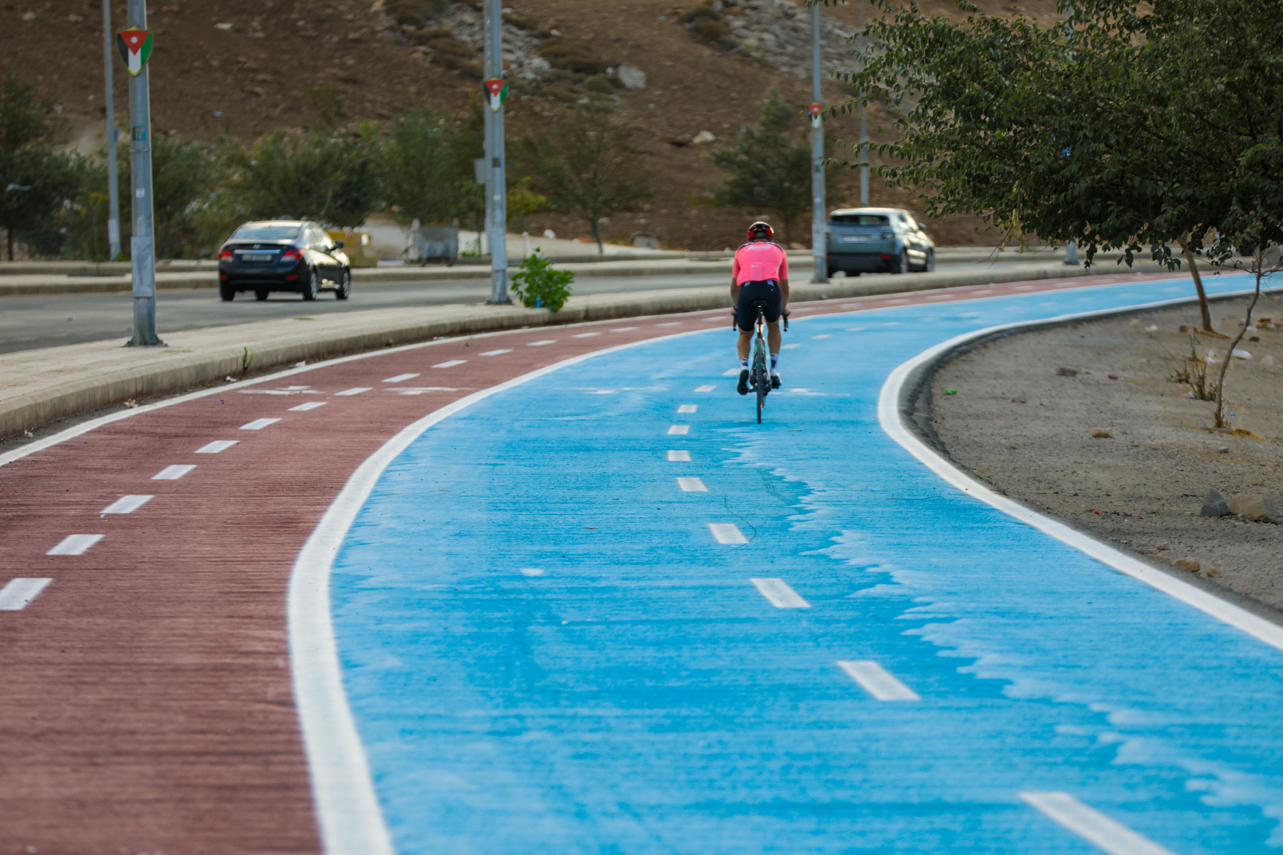 أمانة عمان تنفذ ممشى في شارع الستين بمنطقة زهران