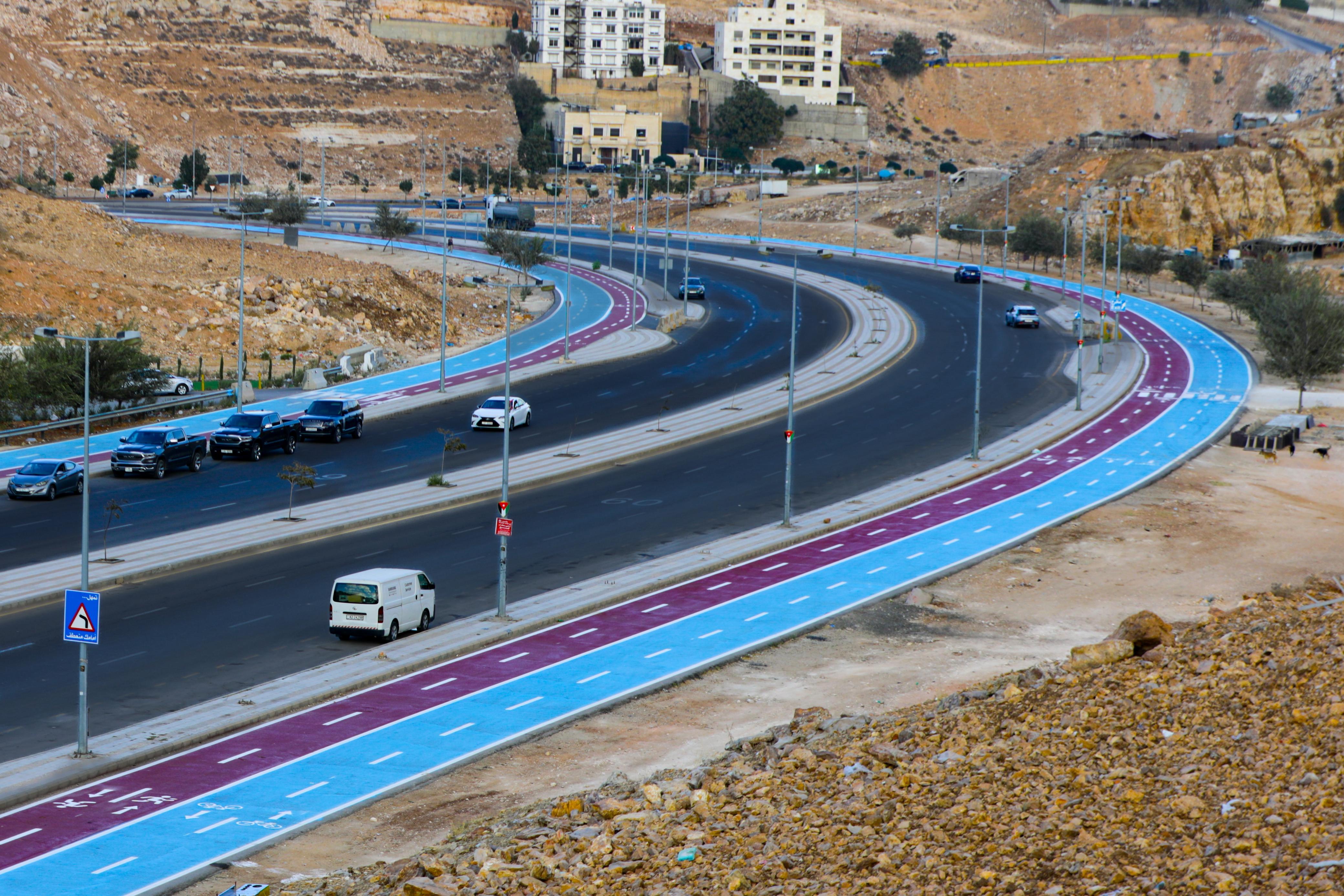 أمانة عمان تنفذ ممشى في شارع الستين بمنطقة زهران