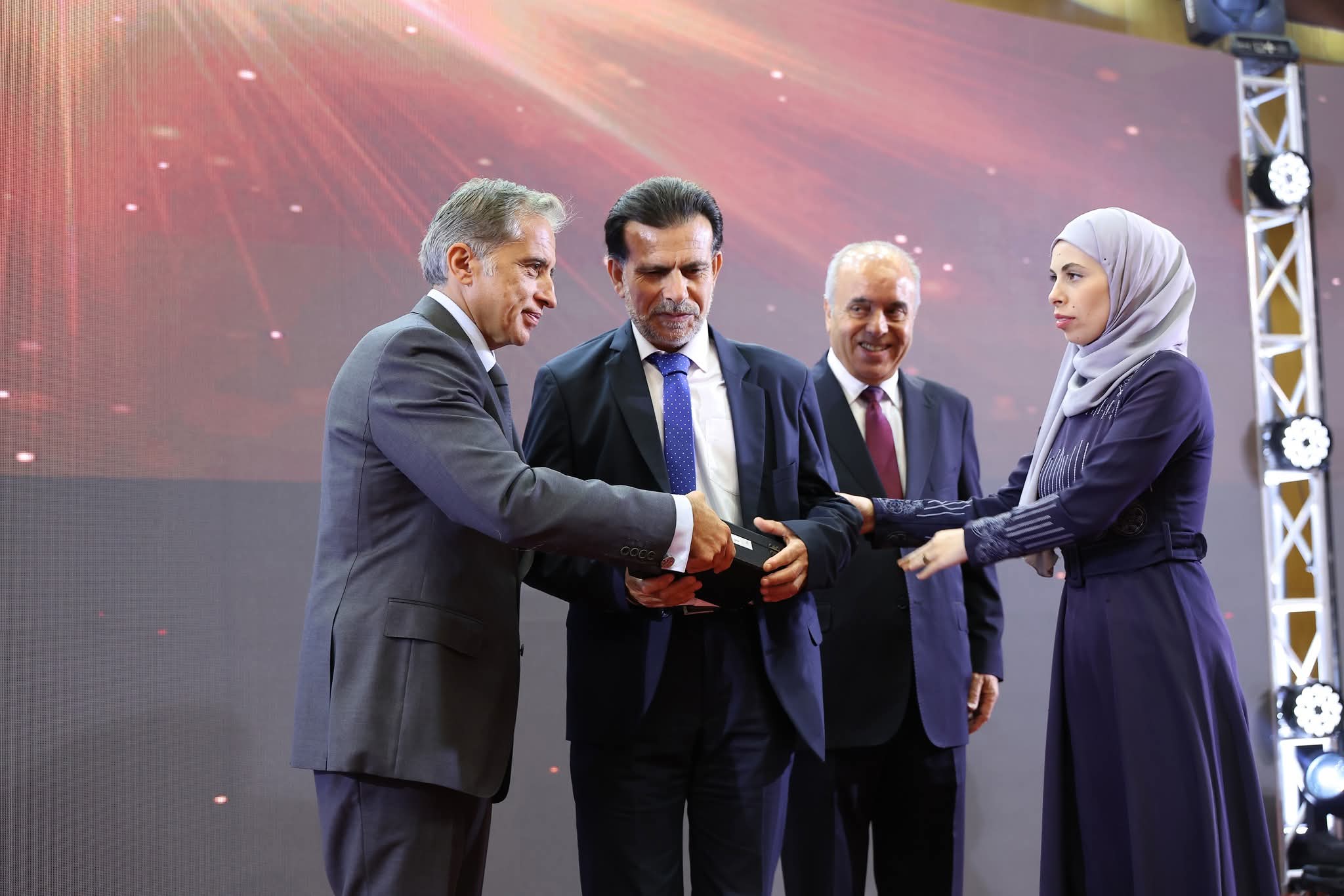 معلمون مكرمون : الاهتمام الحكومي يؤكد مكانة المعلم كركن أساسي في بناء المستقبل