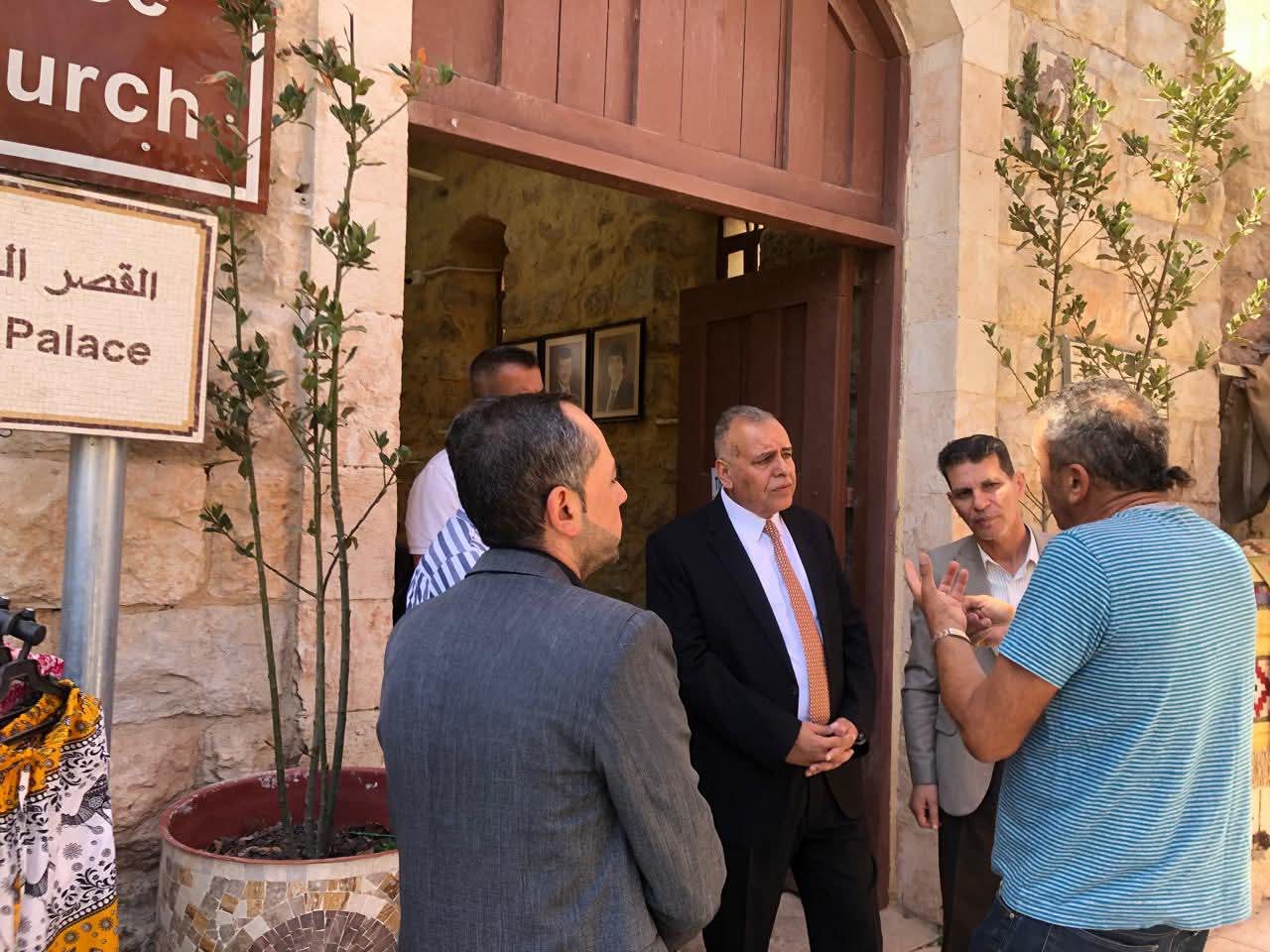 محافظ مادبا يطلع على الواقع السياحي والخدمي في سط المدينة