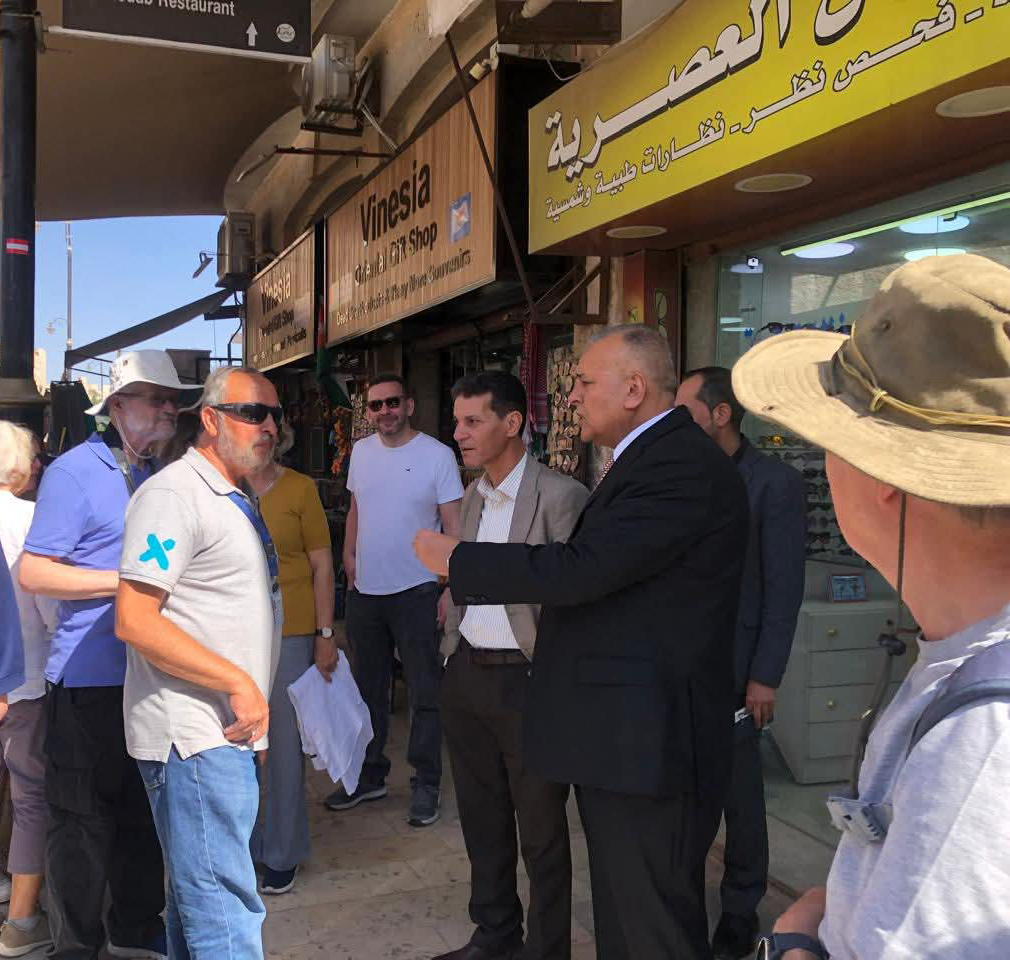 محافظ مادبا يطلع على الواقع السياحي والخدمي في سط المدينة