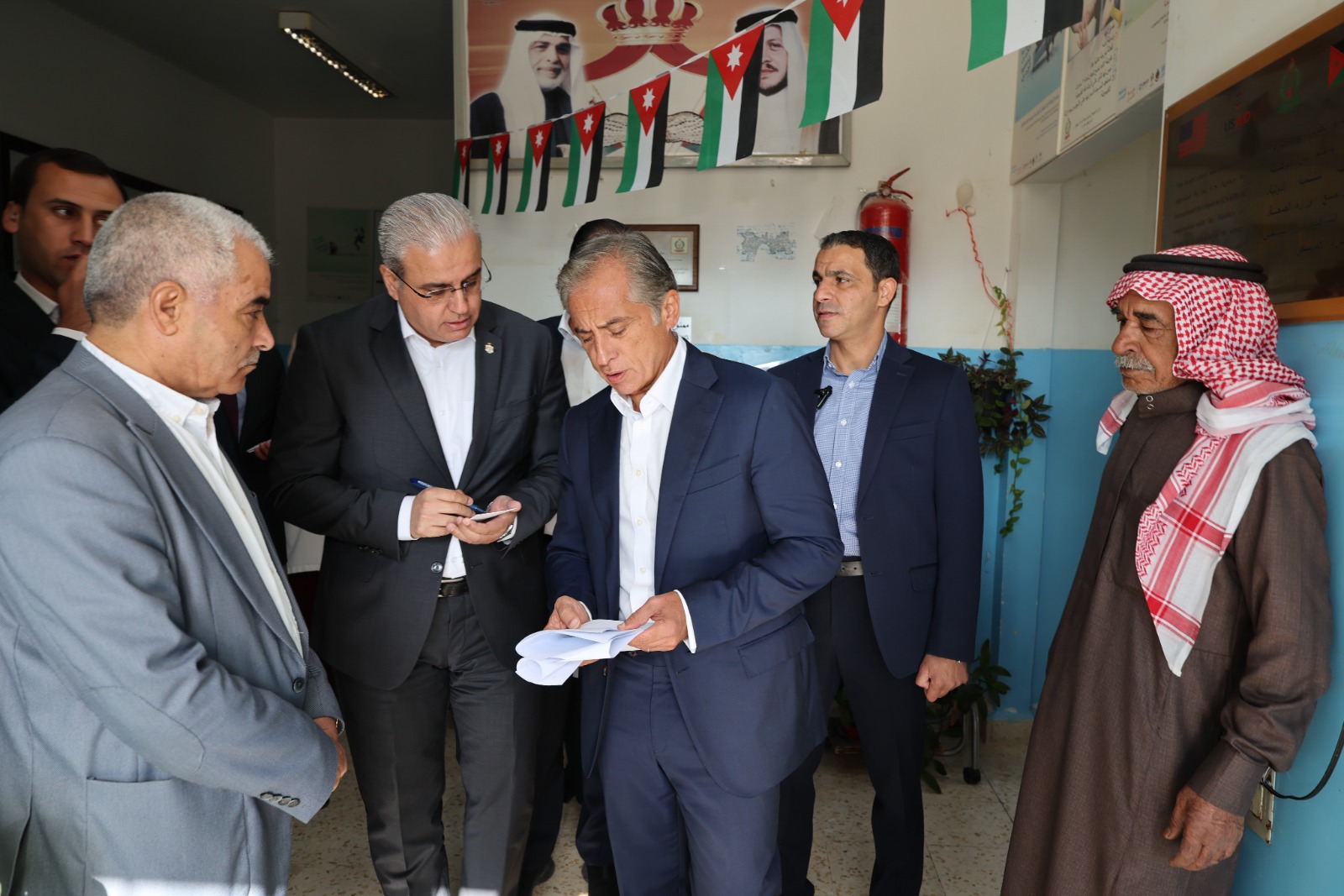 رئيس الوزراء يتفقَّد خمسة مواقع في البترا والشُّوبك ووادي موسى