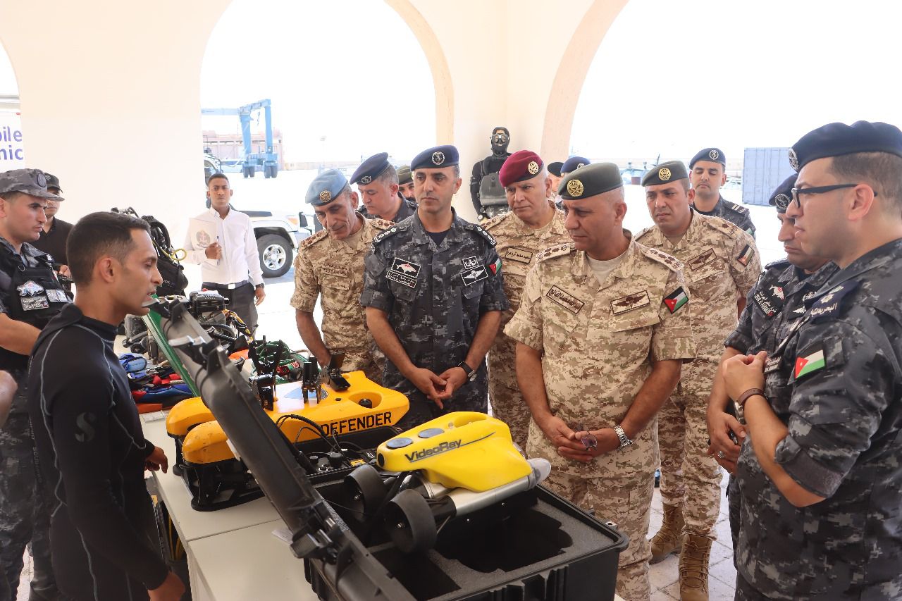 المفتش العام للقوات المسلحة الأردنية يزور مجموعة الضفادع البشرية