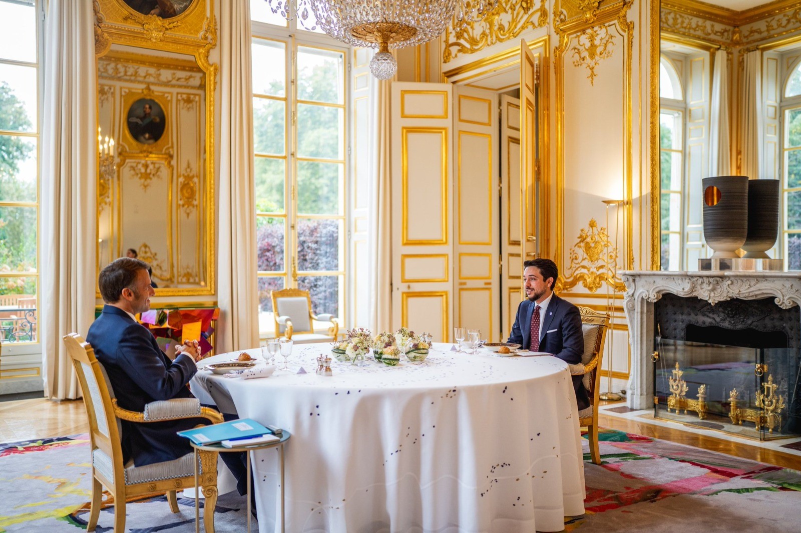 ولي العهد يعقد لقاء مع الرئيس الفرنسي في باريس