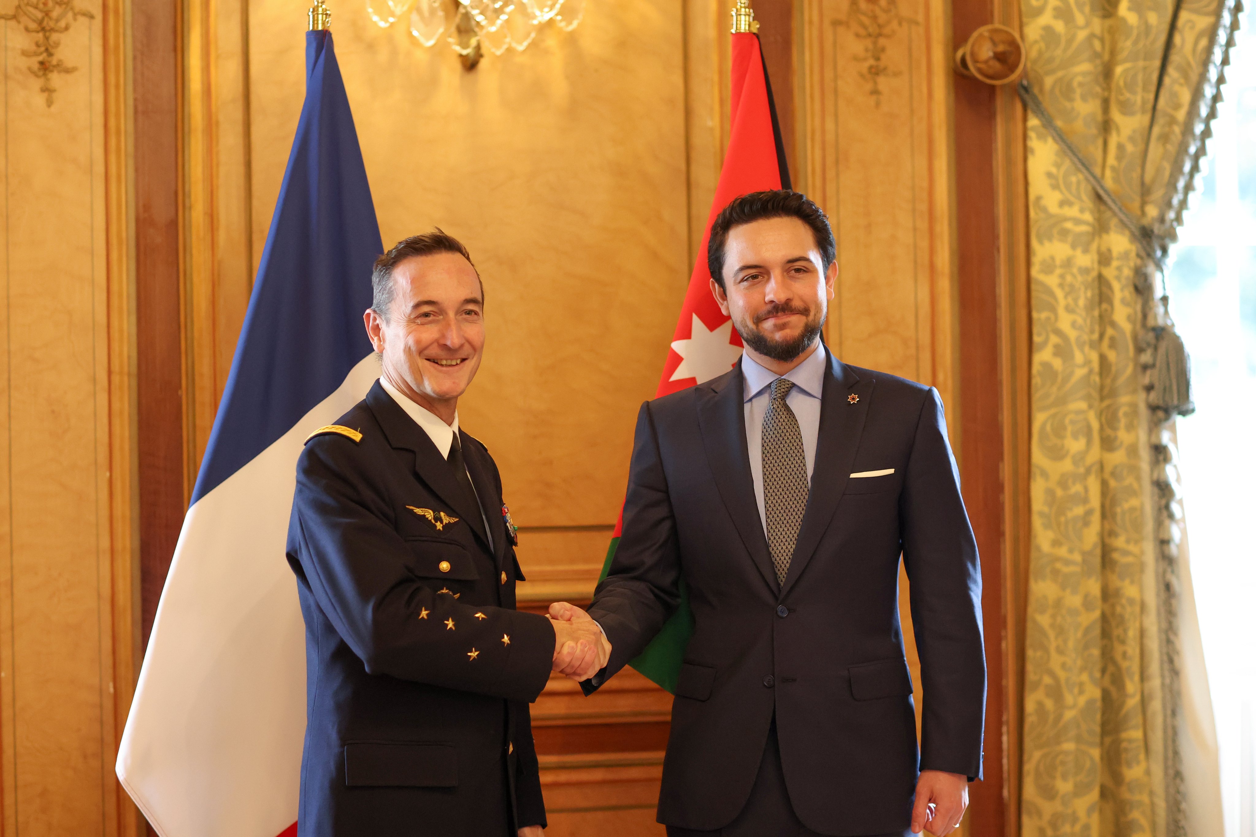 ولي العهد يلتقي رئيس أركان الجيش الفرنسي ويزور مقر فرقة تدخل الدرك الوطني