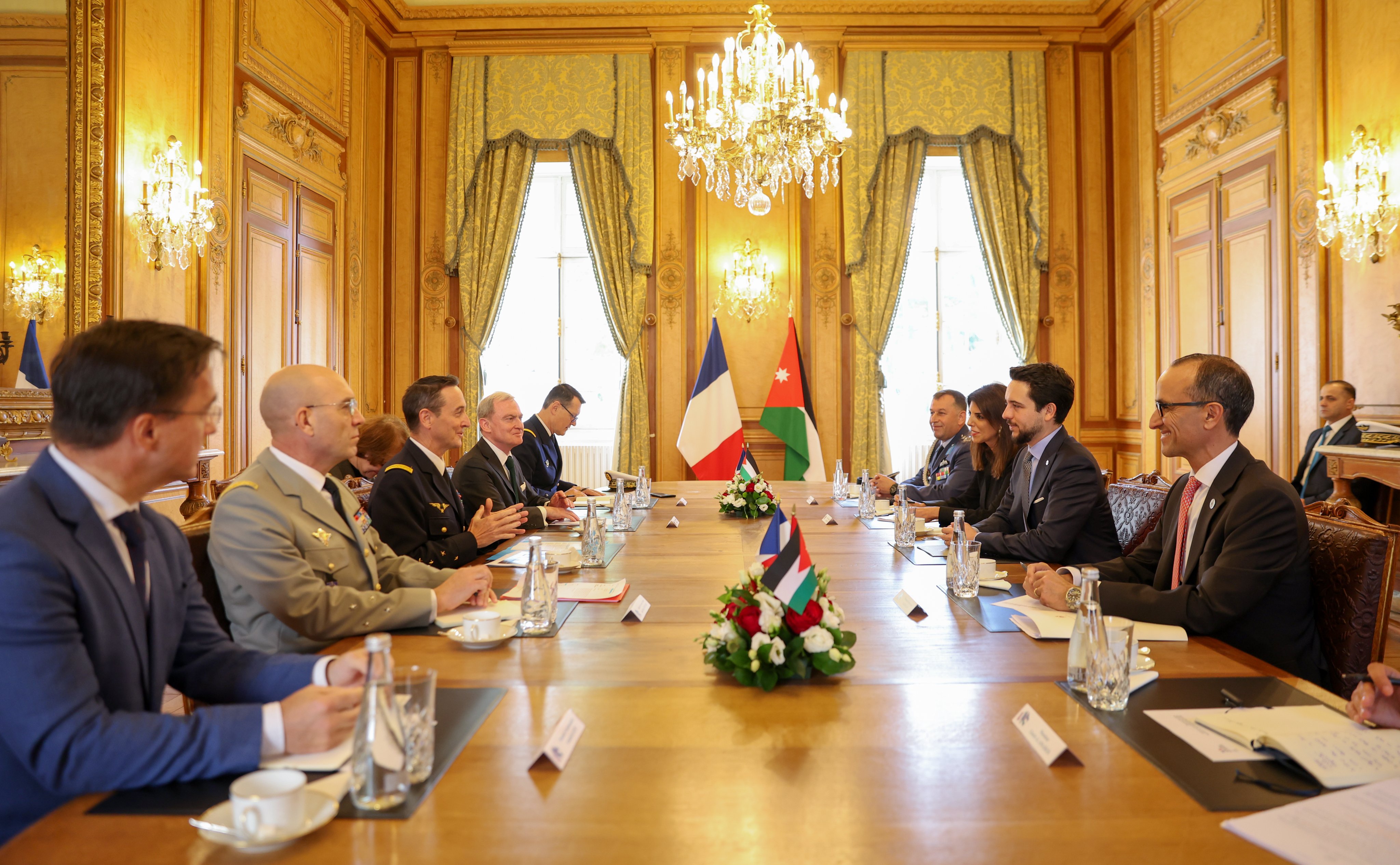 ولي العهد يلتقي رئيس أركان الجيش الفرنسي ويزور مقر فرقة تدخل الدرك الوطني