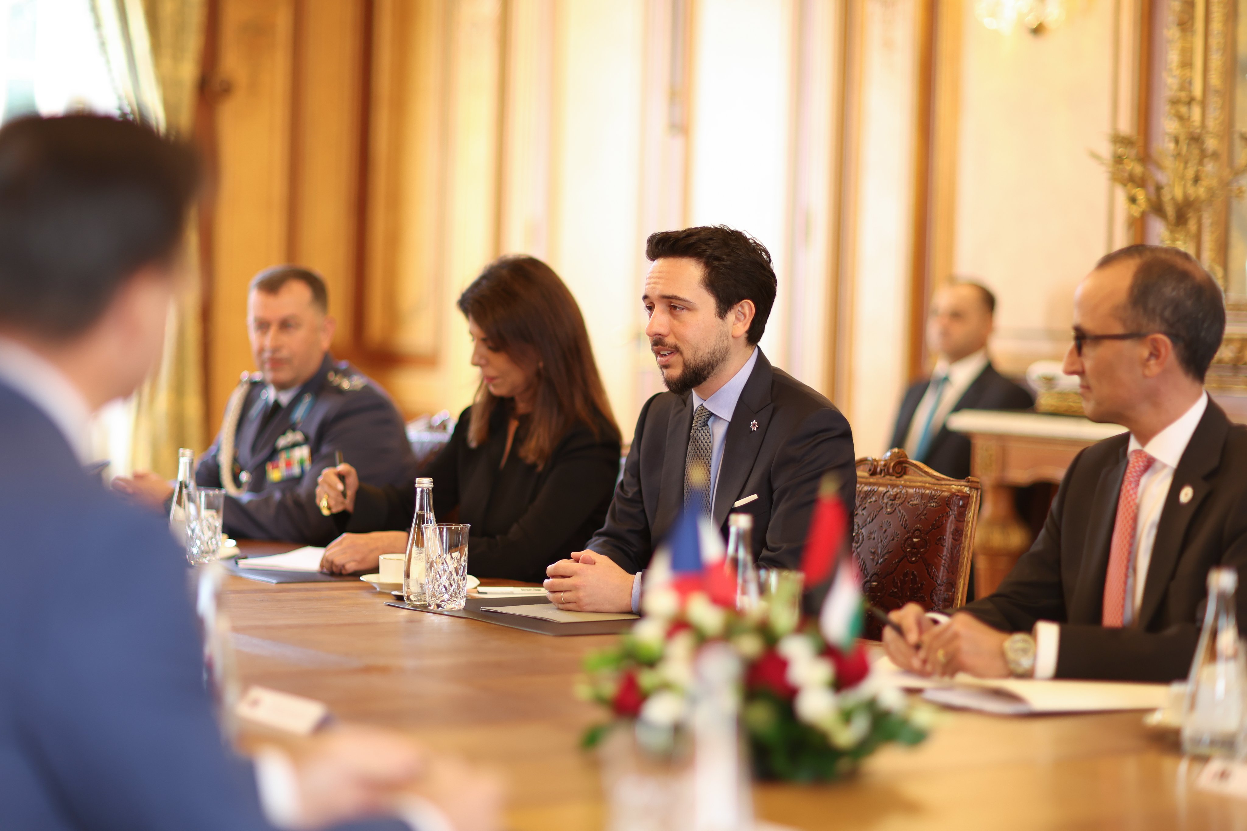 ولي العهد يلتقي رئيس أركان الجيش الفرنسي ويزور مقر فرقة تدخل الدرك الوطني