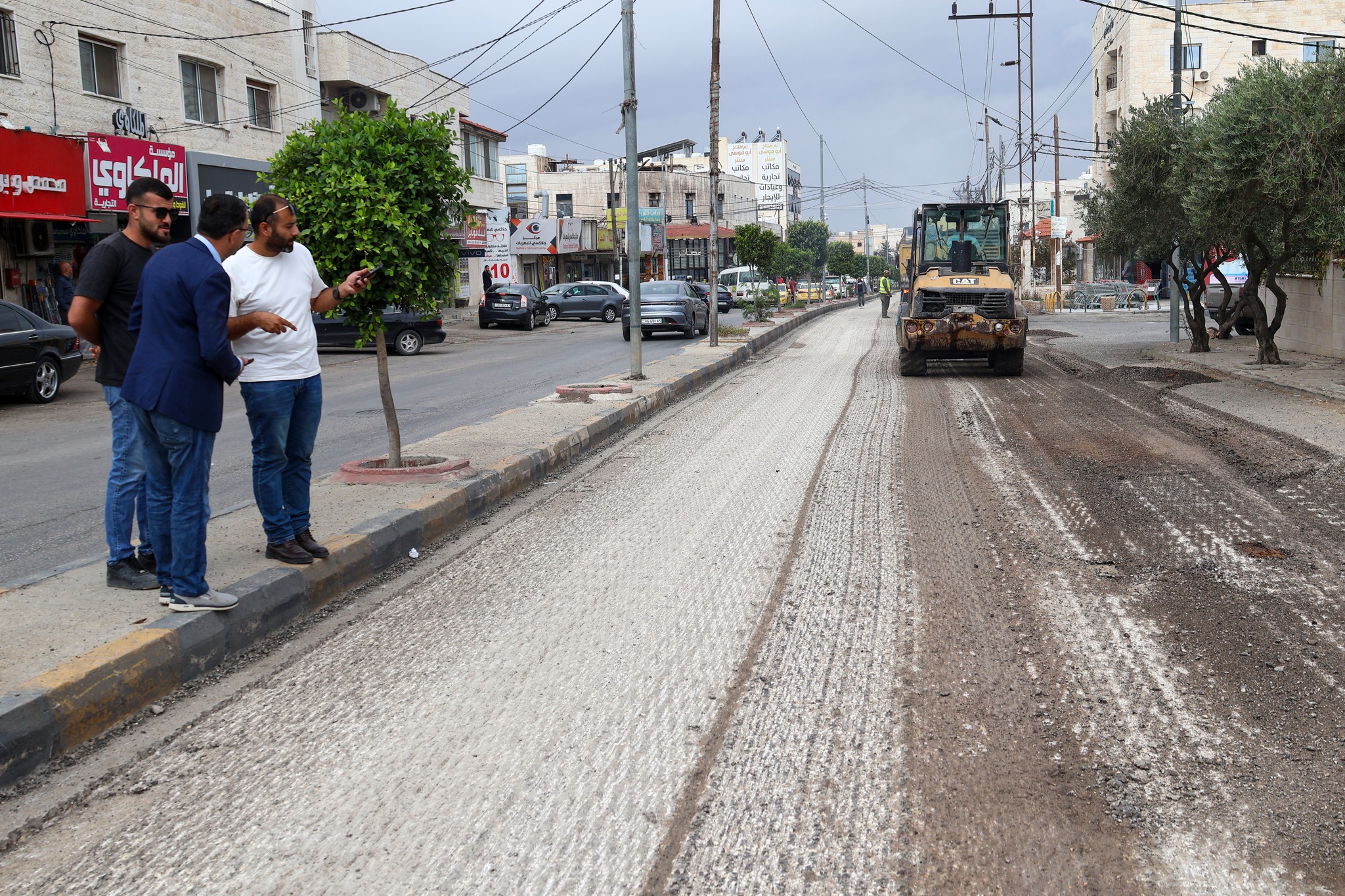 بلدية إربد تواصل تنفيذ خطتها لتعبيد الطرق وتحسين واقع النظافة