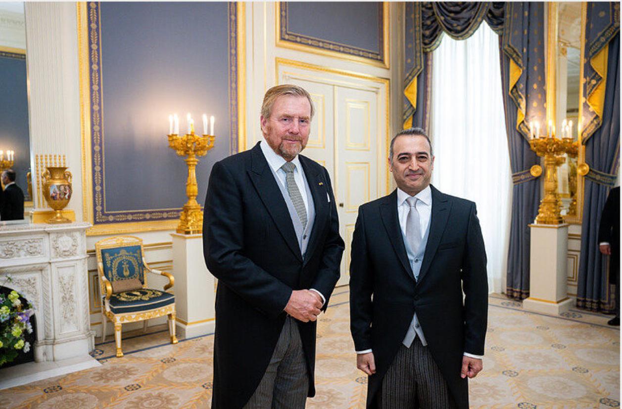 السفير القاضي يقدم أوراق اعتماده لملك هولندا