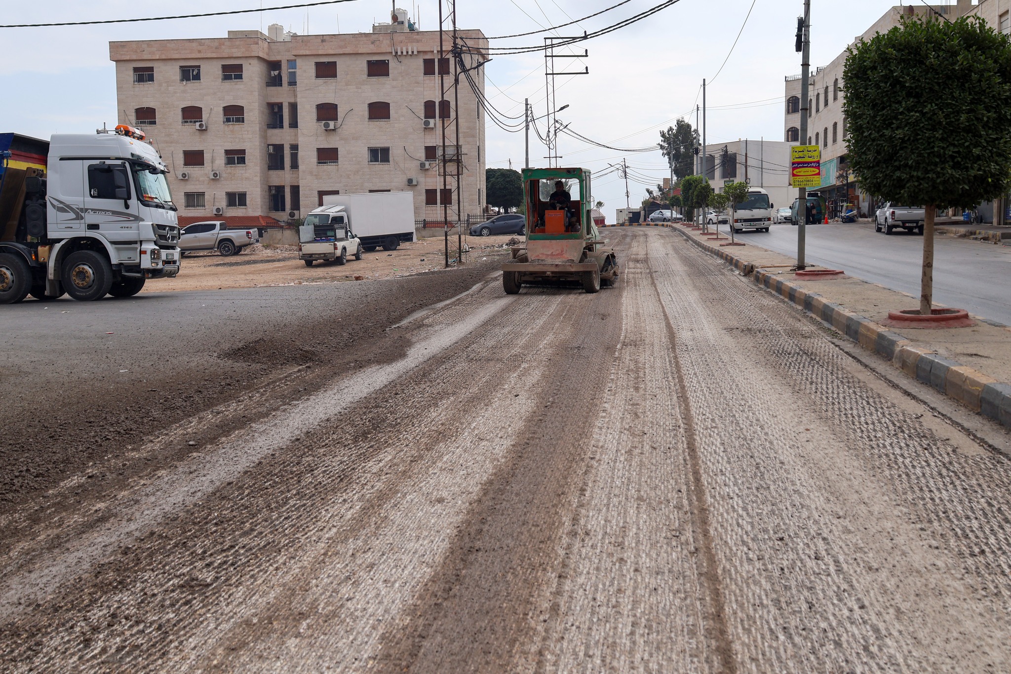 بلدية إربد تواصل تنفيذ خطتها لتعبيد الطرق وتحسين واقع النظافة