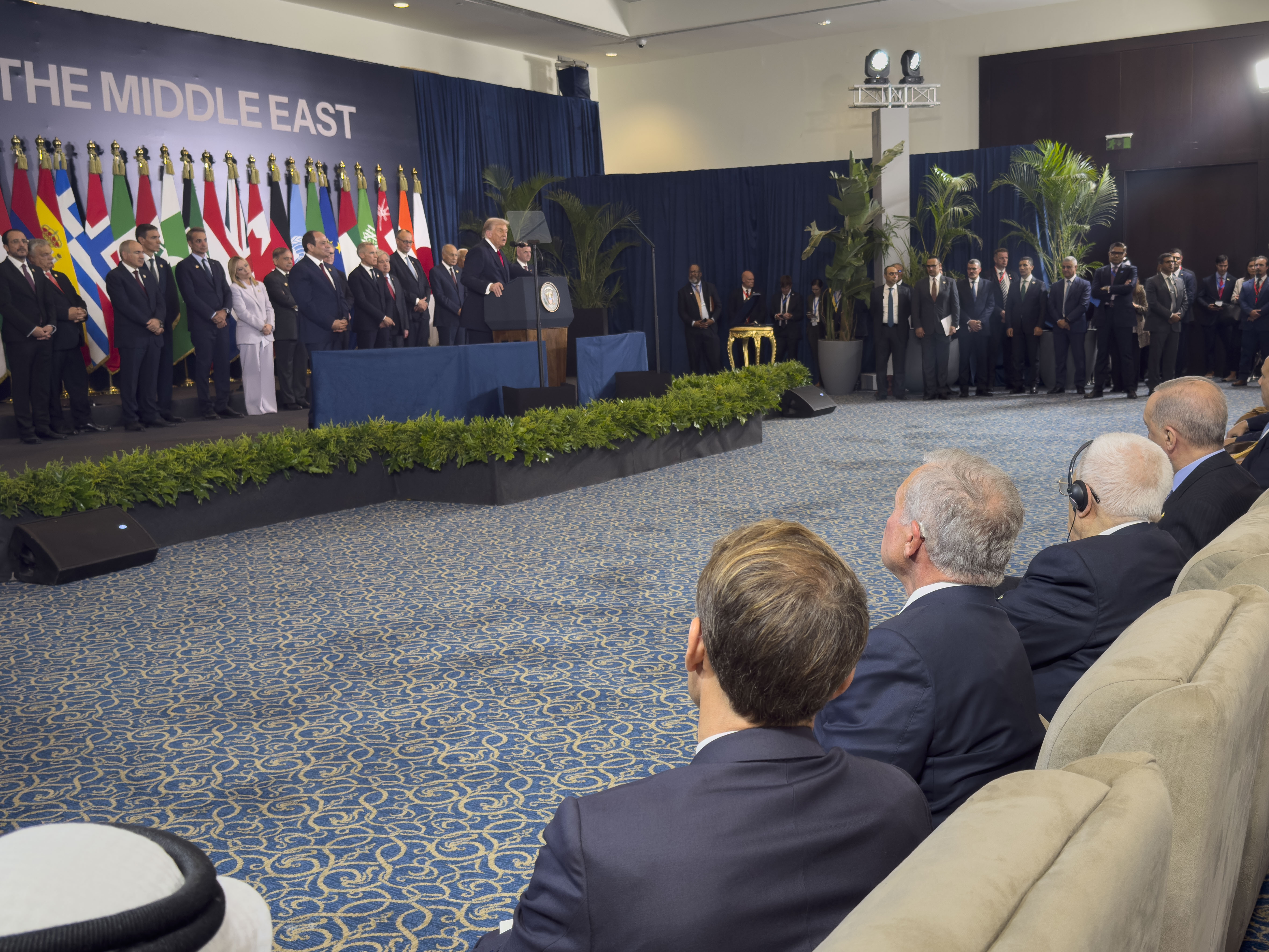 الملك يشارك باجتماع تنسيقي مع قادة دول بشرم الشيخ لبحث الخطوات القادمة ضمن اتفاق إنهاء الحرب في غزة