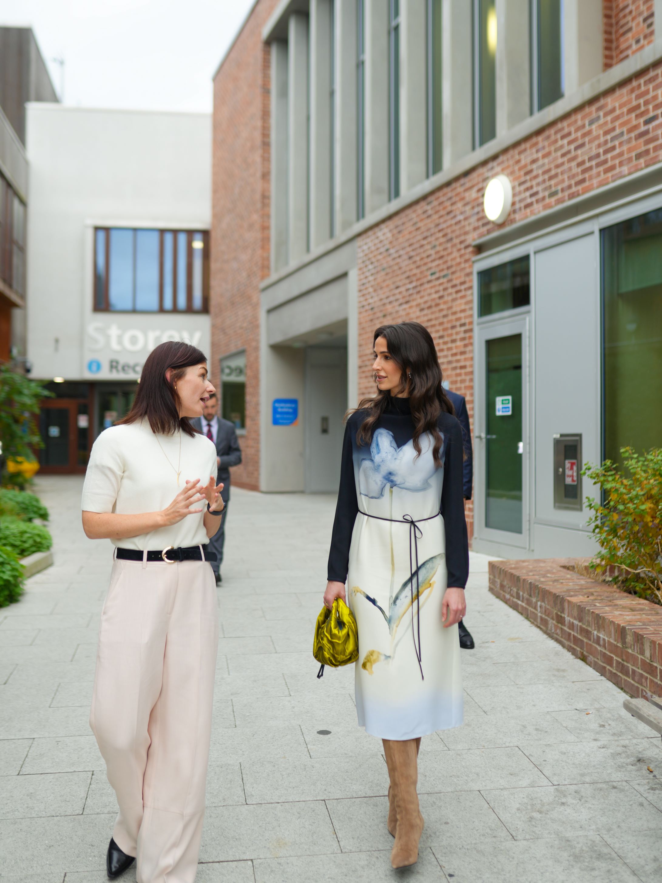 الأميرة رجوة تطلع على أعمال فنية بمستشفى جامعة سبرينغ فيلد للصحة النفسية في لندن