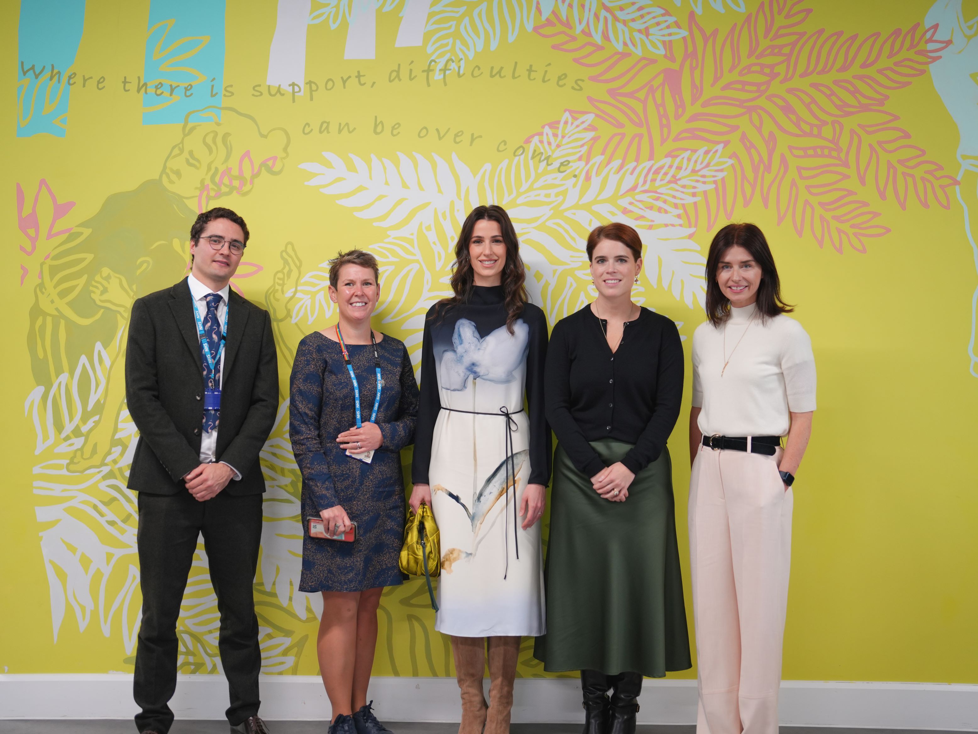 الأميرة رجوة تطلع على أعمال فنية بمستشفى جامعة سبرينغ فيلد للصحة النفسية في لندن