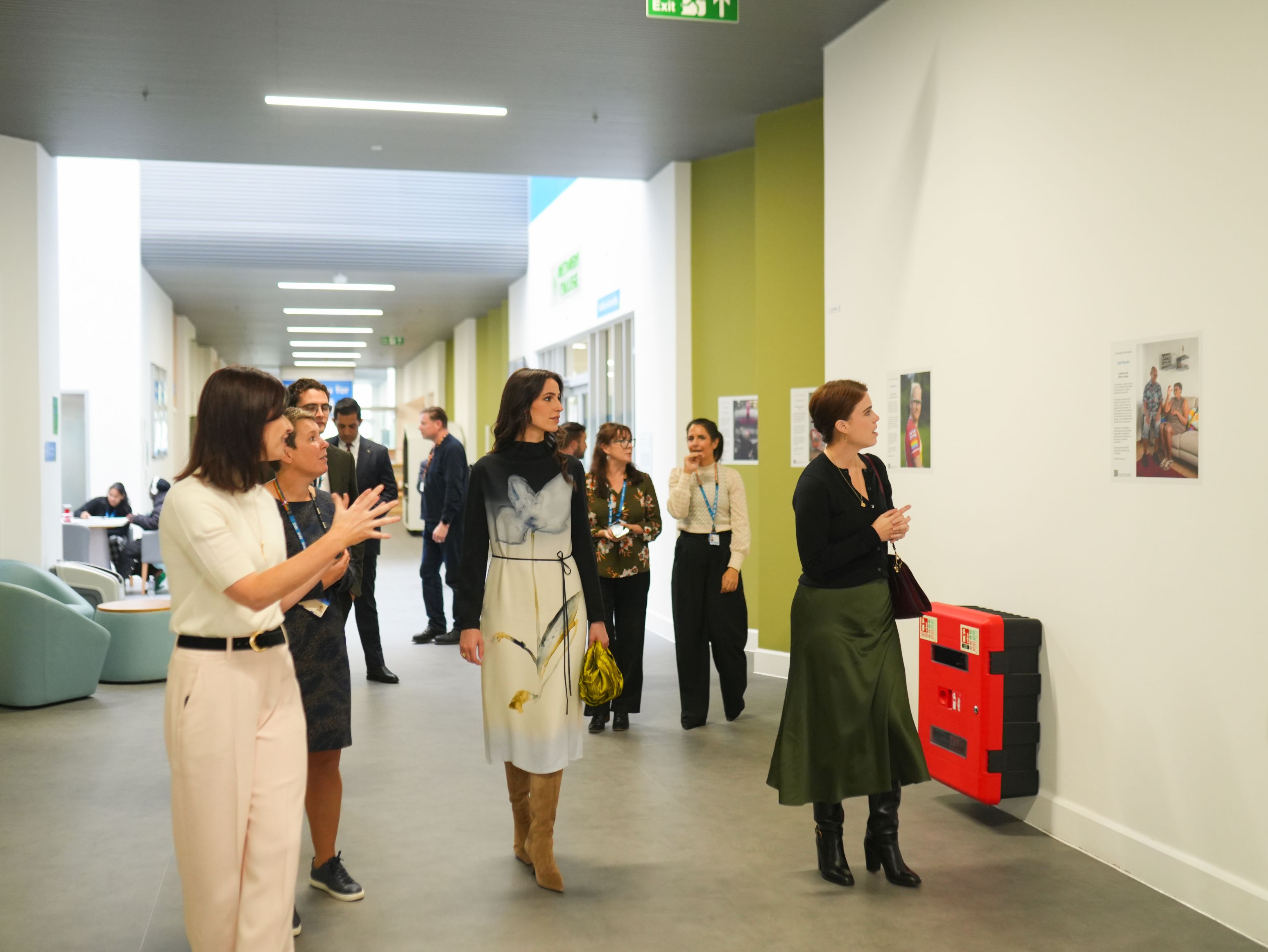 الأميرة رجوة تطلع على أعمال فنية بمستشفى جامعة سبرينغ فيلد للصحة النفسية في لندن