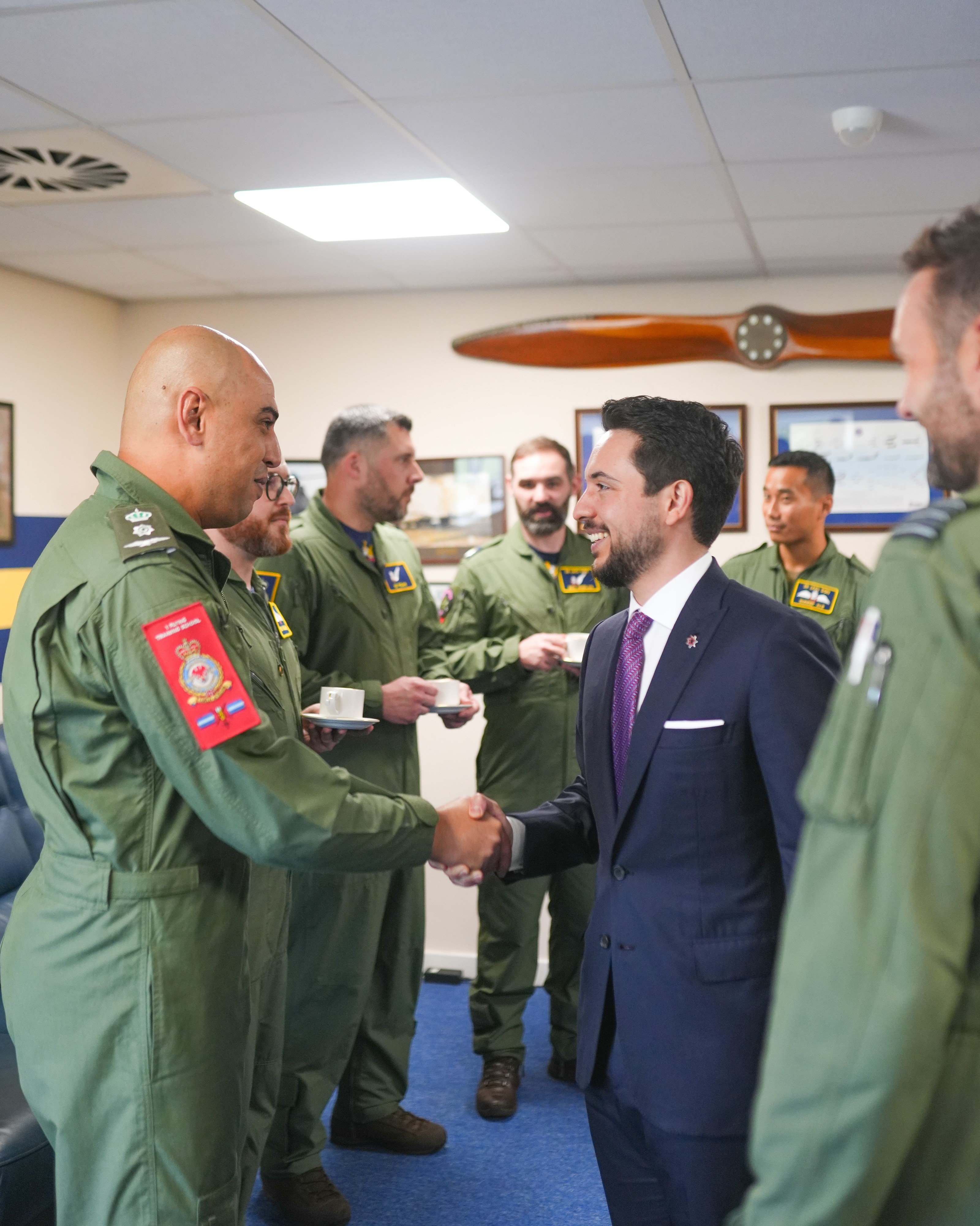 ولي العهد والأمير ويليام يزوران قاعدة بنسون الجوية الملكية في بريطانيا