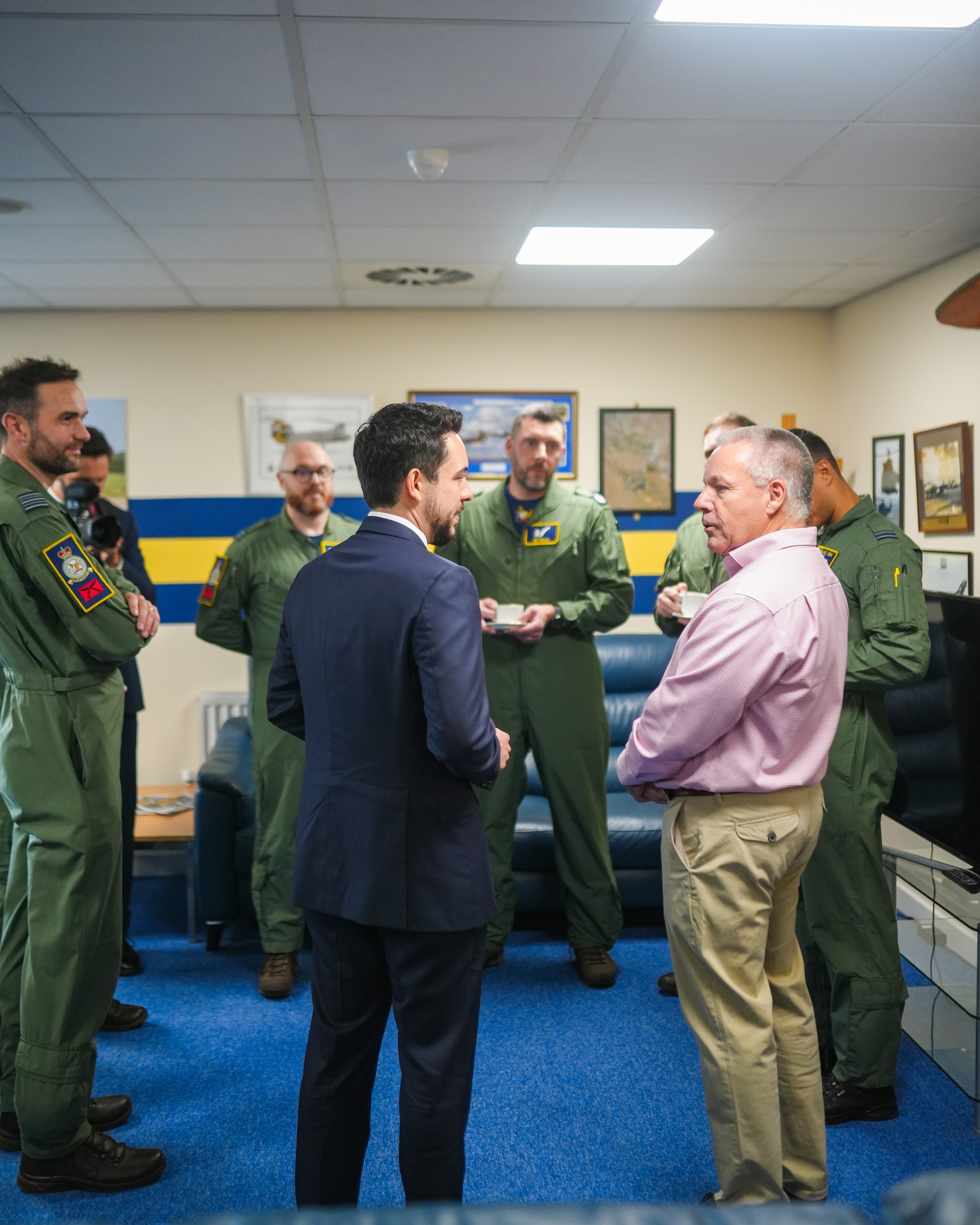 ولي العهد والأمير ويليام يزوران قاعدة بنسون الجوية الملكية في بريطانيا