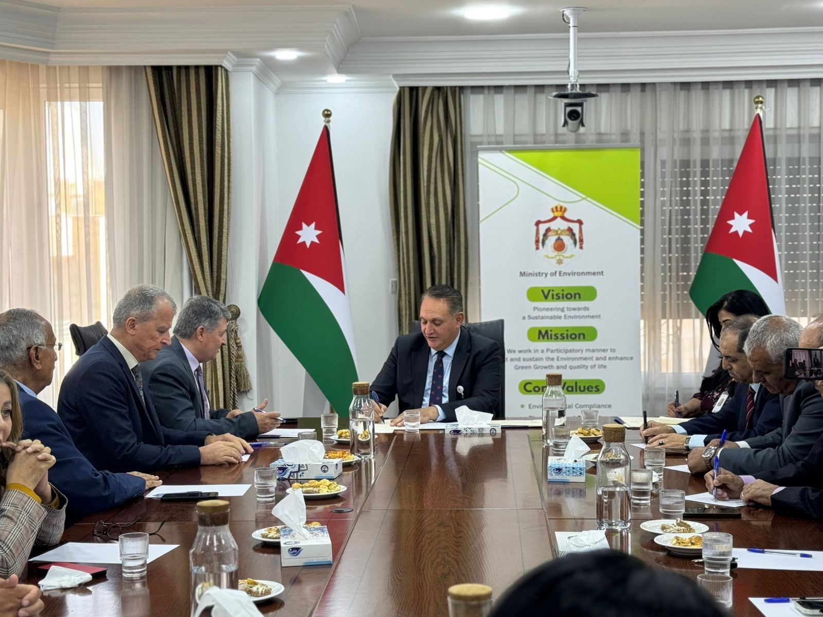 وزير البيئة يبحث وجمعية عون الثقافية سبل التعاون