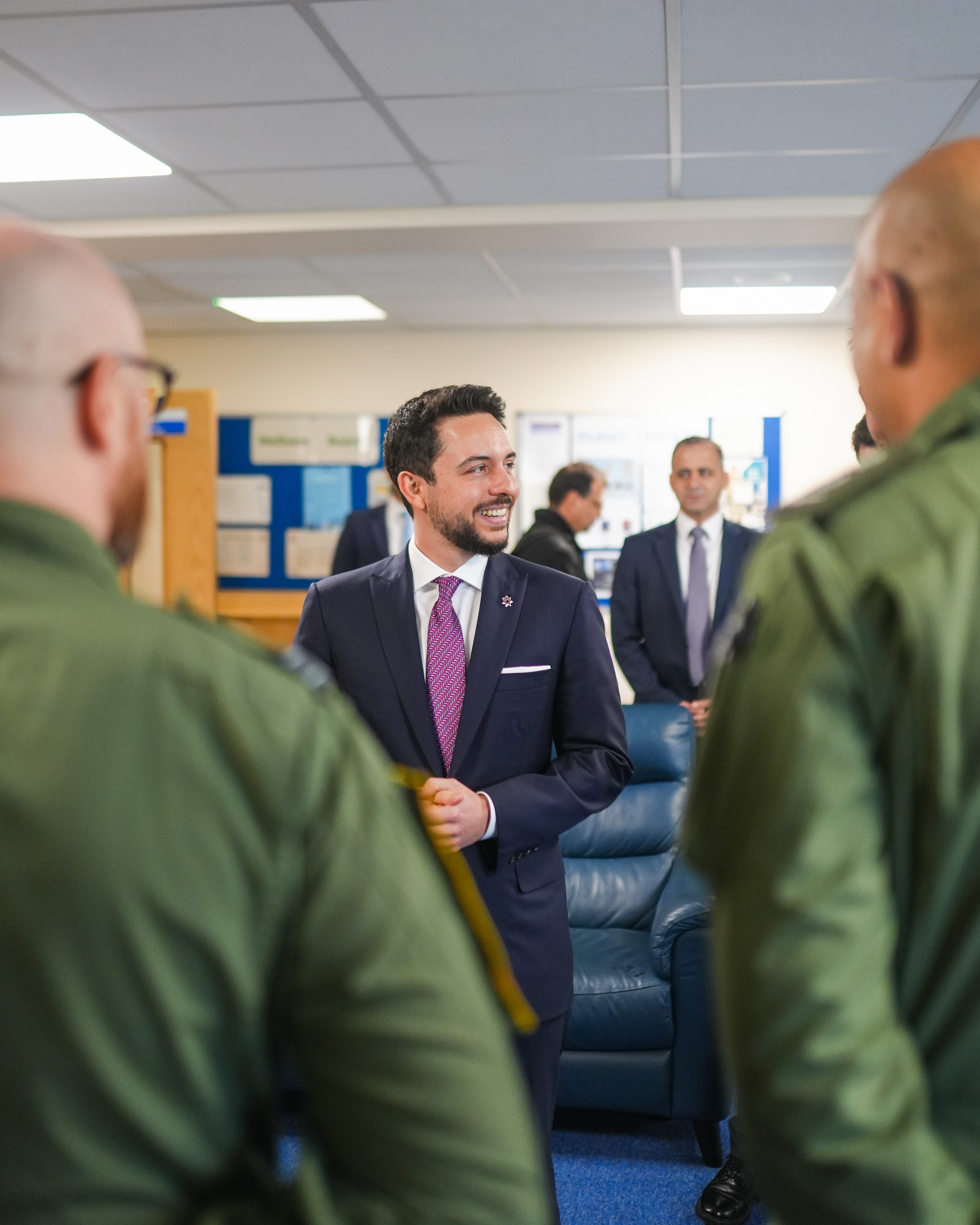 ولي العهد والأمير ويليام يزوران قاعدة بنسون الجوية الملكية في بريطانيا