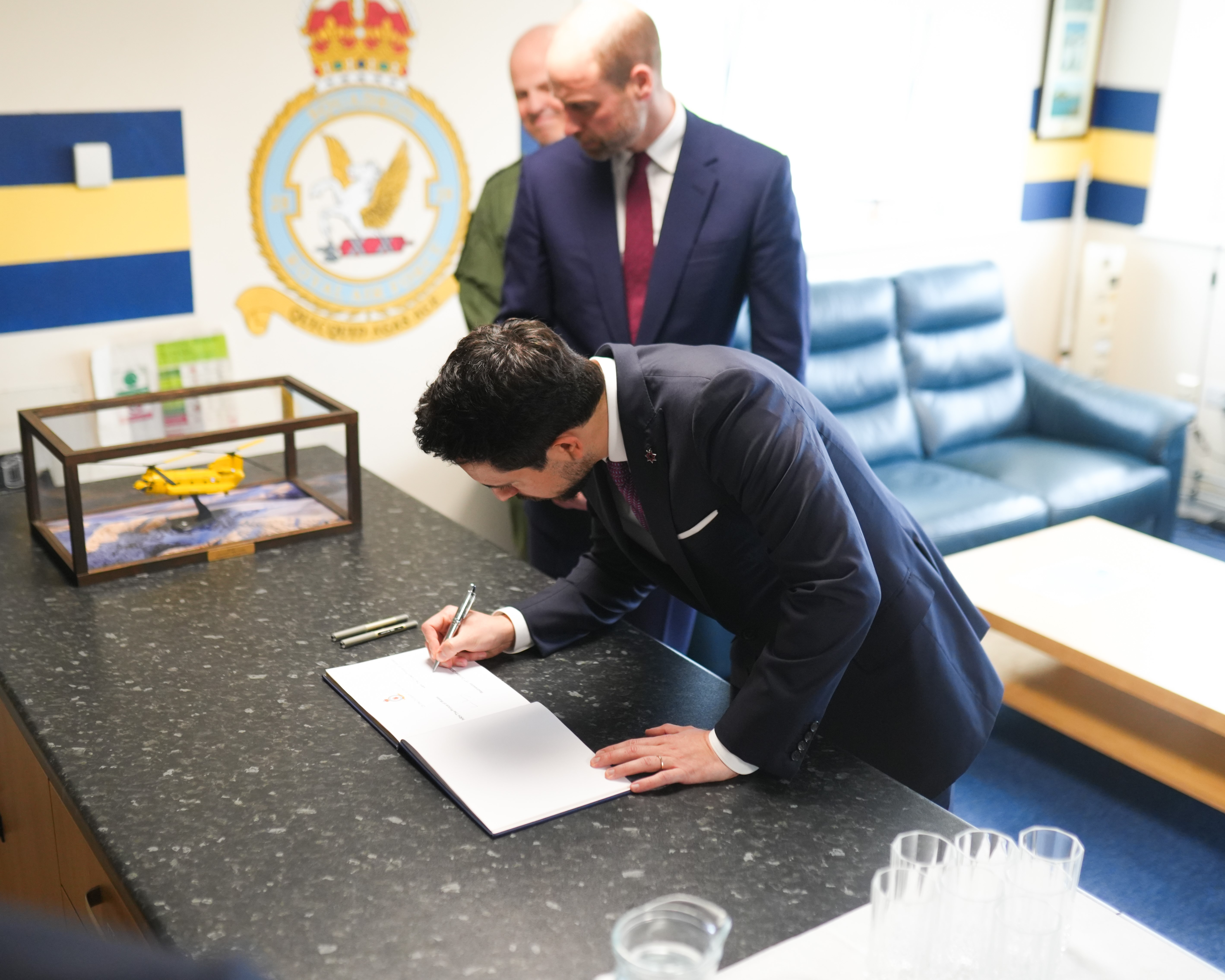 ولي العهد والأمير ويليام يزوران قاعدة بنسون الجوية الملكية في بريطانيا