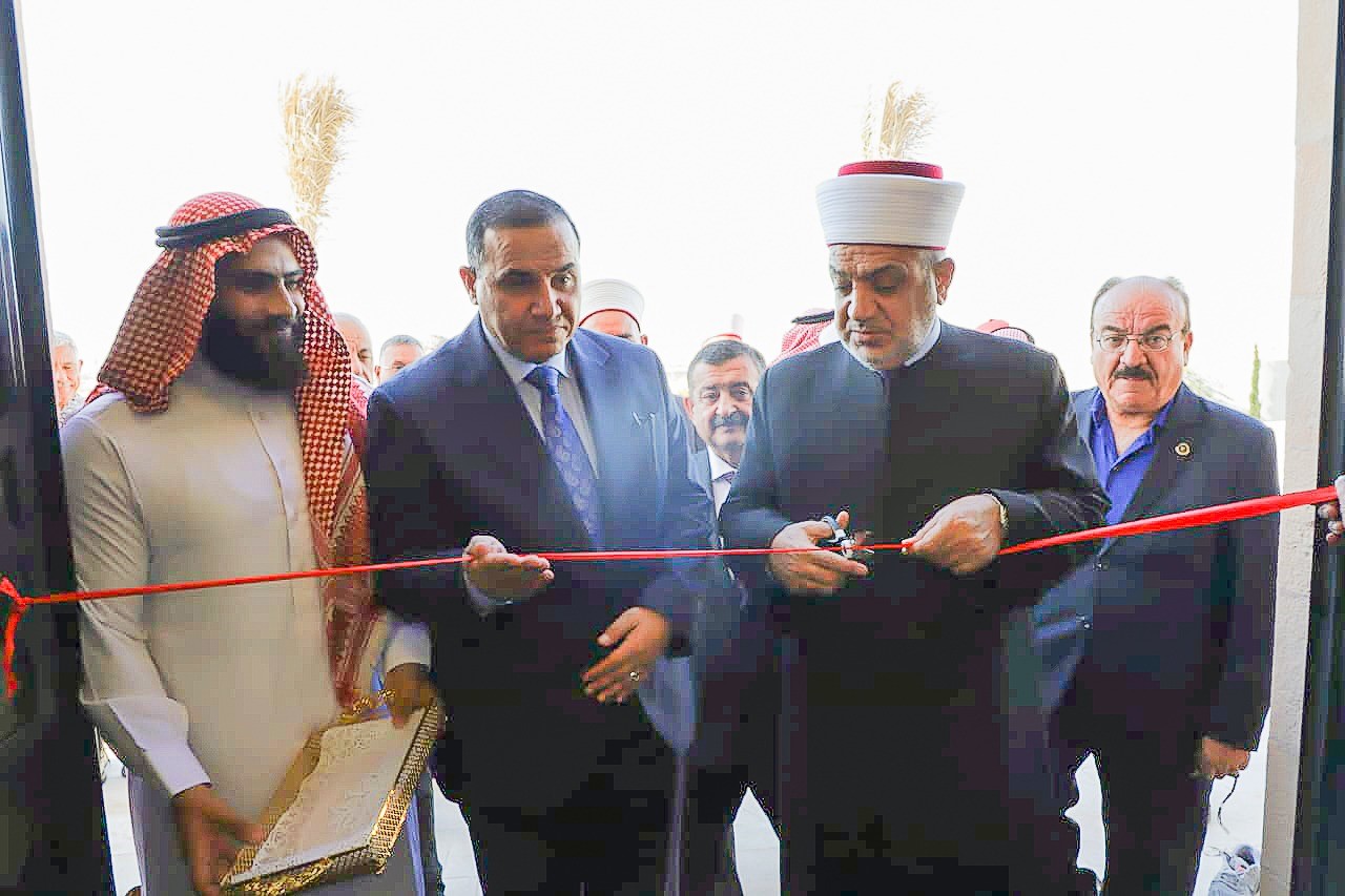 مندوباً عن الأمير الحسن .. وزير الأوقاف يفتتح مسجد الفتح لواء 40
