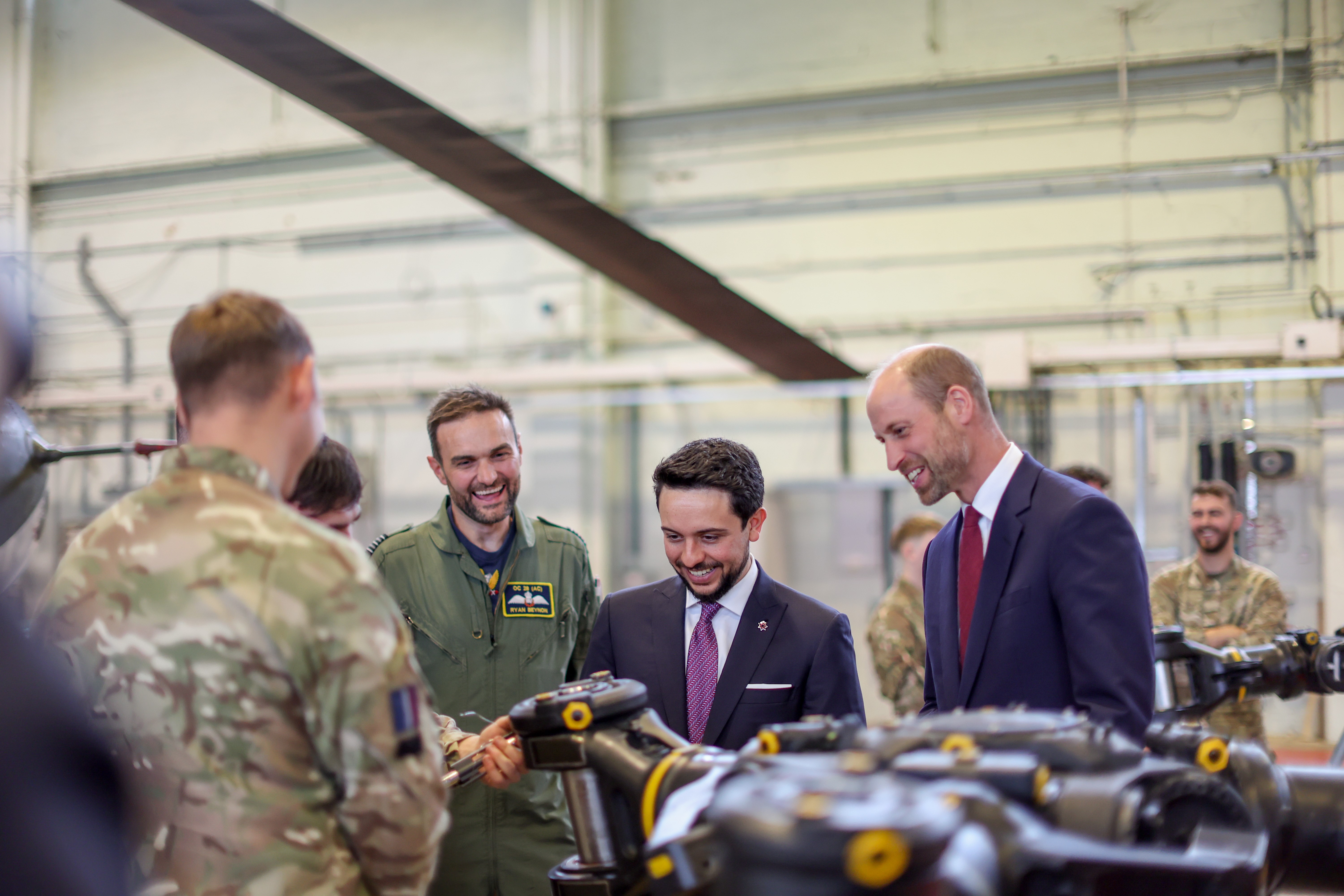 ولي العهد والأمير ويليام يزوران قاعدة بنسون الجوية الملكية في بريطانيا