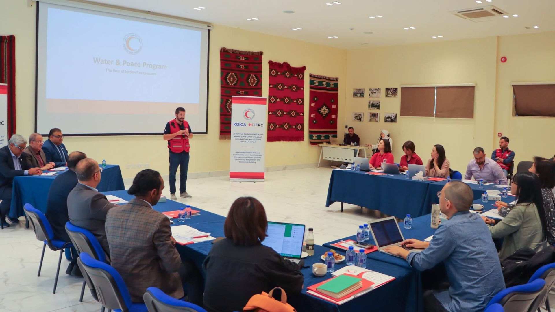 وفد من وكالة كويكا وجامعة إيها للإناث يزور الهلال الأحمر