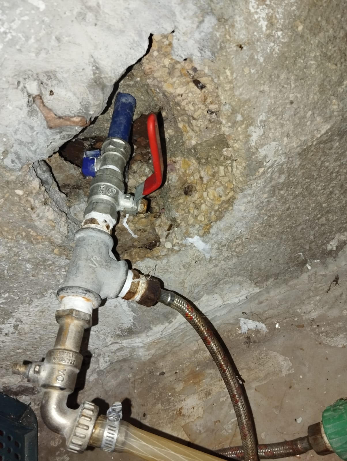 ضبط اعتداءات على خطوط مياه في عدة مناطق 