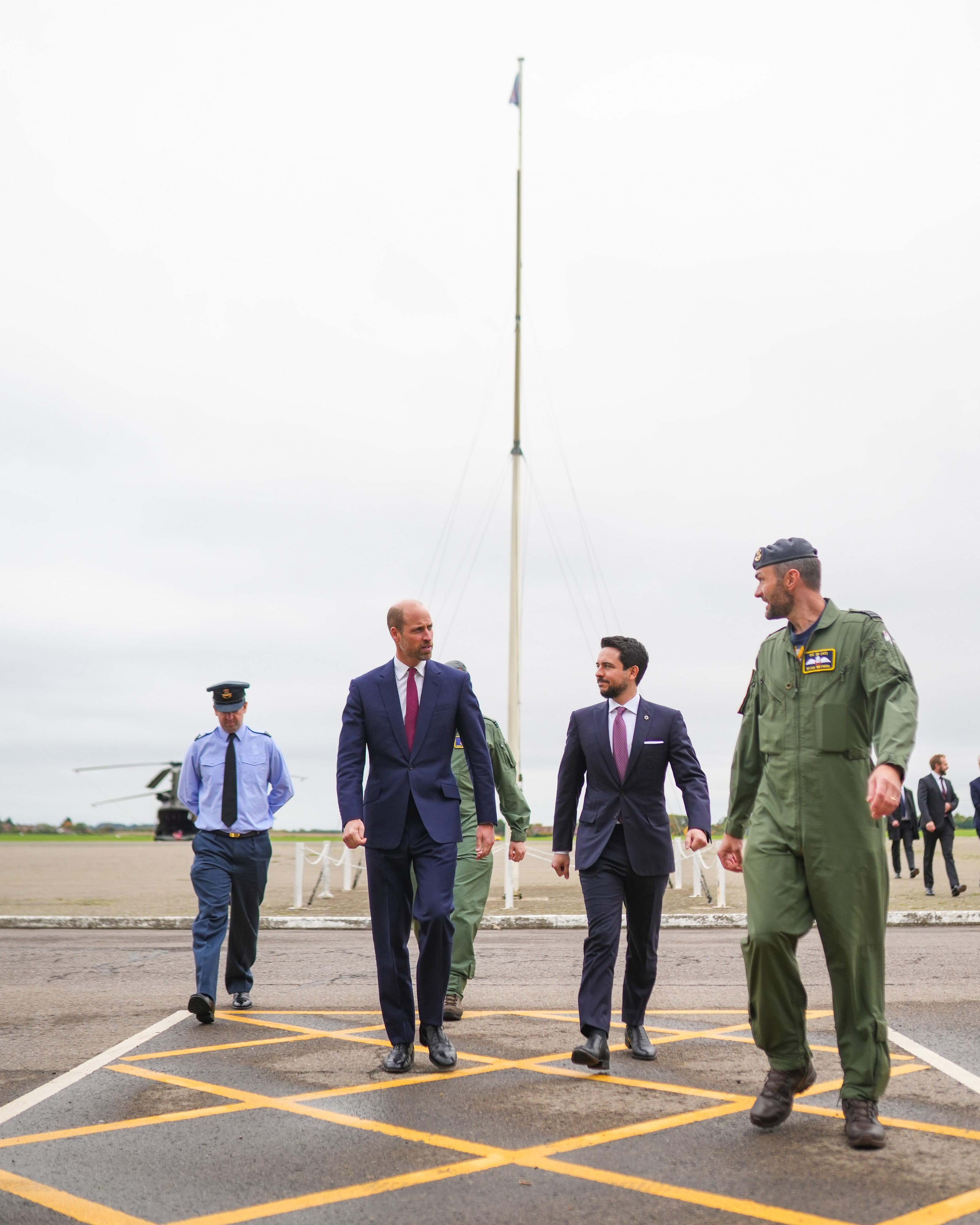 ولي العهد والأمير ويليام يزوران قاعدة بنسون الجوية الملكية في بريطانيا