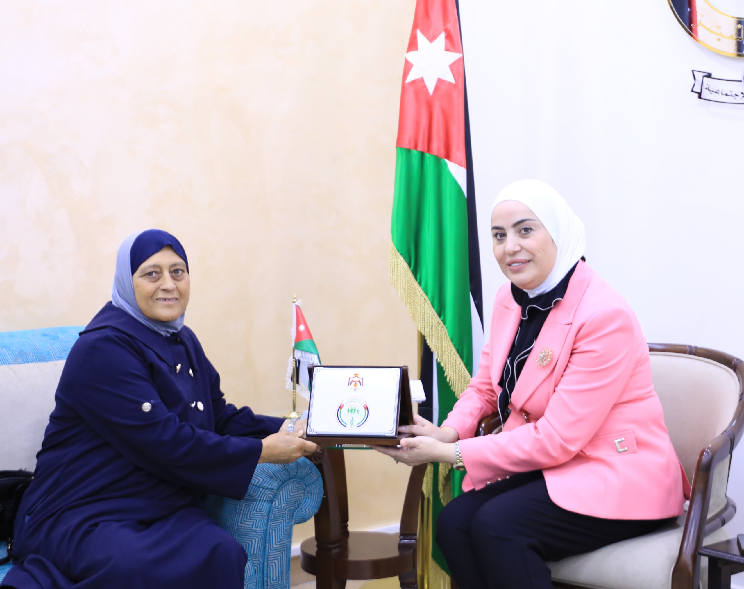 وزيرة التنمية تكرم الفائزة بجائزة المرأة العربية وموظفين حازوا على الموظف المثالي