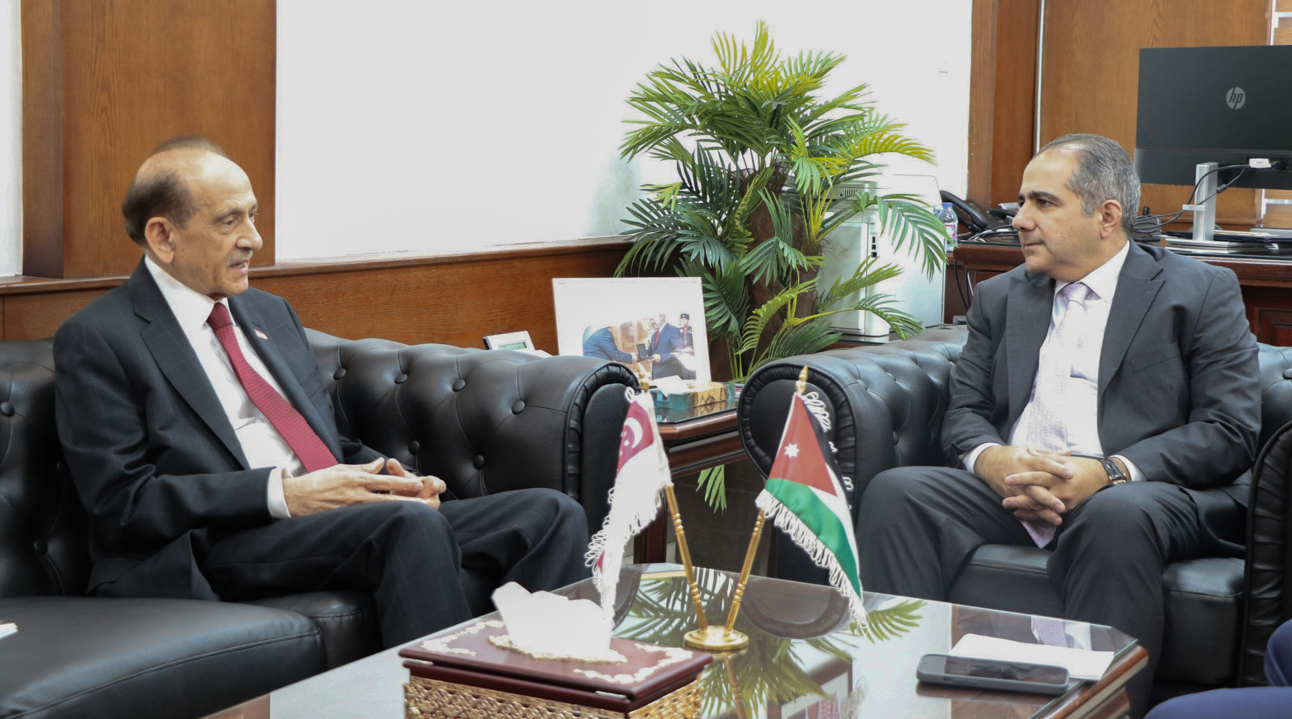 وزير الاستثمار يبحث مع سفراء سنغافورة والمجر وأستراليا تعزيز التعاون الاقتصادي والاستثماري