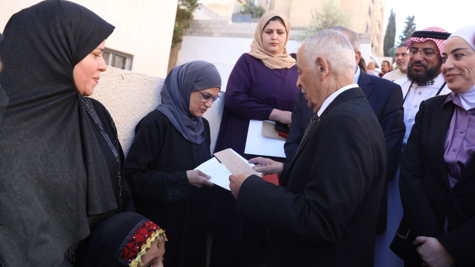 تسليم 10 شقق سكنية للأسر العفيفة في أبو علندا ضمن مبادرة مساكن الأسر العفيفة