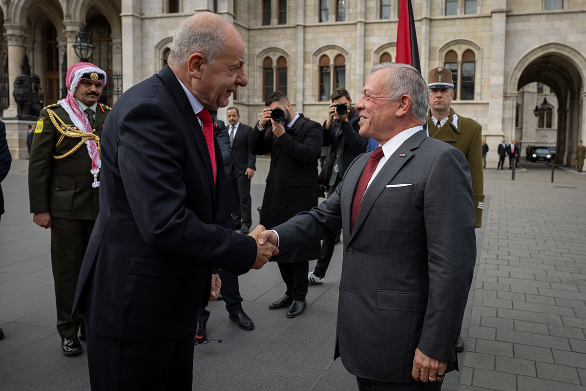  الملك ورئيس هنغاريا يؤكدان أهمية البناء على التعاون بين البلدين في مختلف المجالات 