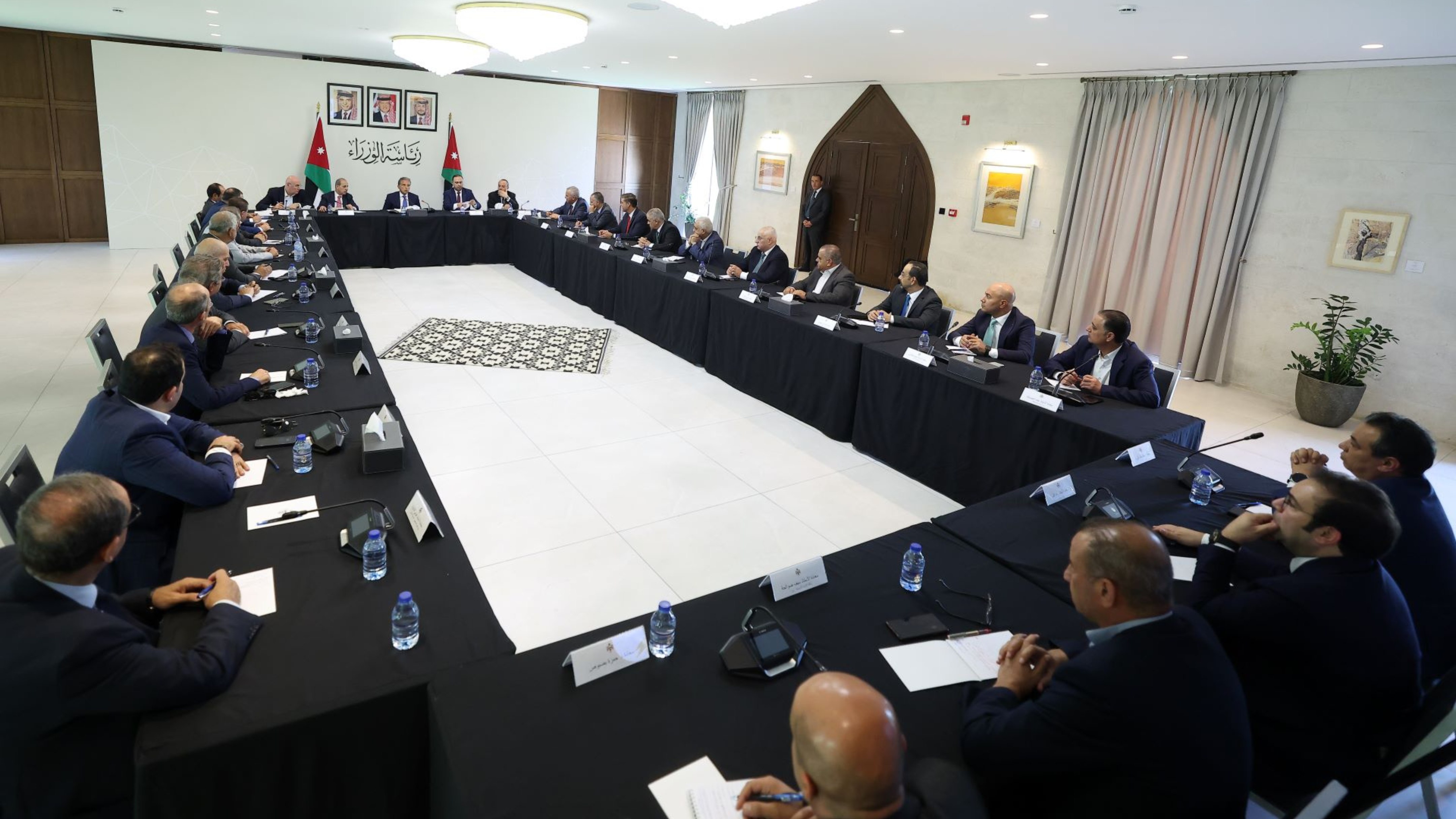 رئيس الوزراء يلتقي عدداً من الإعلاميين والصحفيين ضمن سلسلة لقاءات تواصلية يعقدها مع مختلف وسائل الإعلام