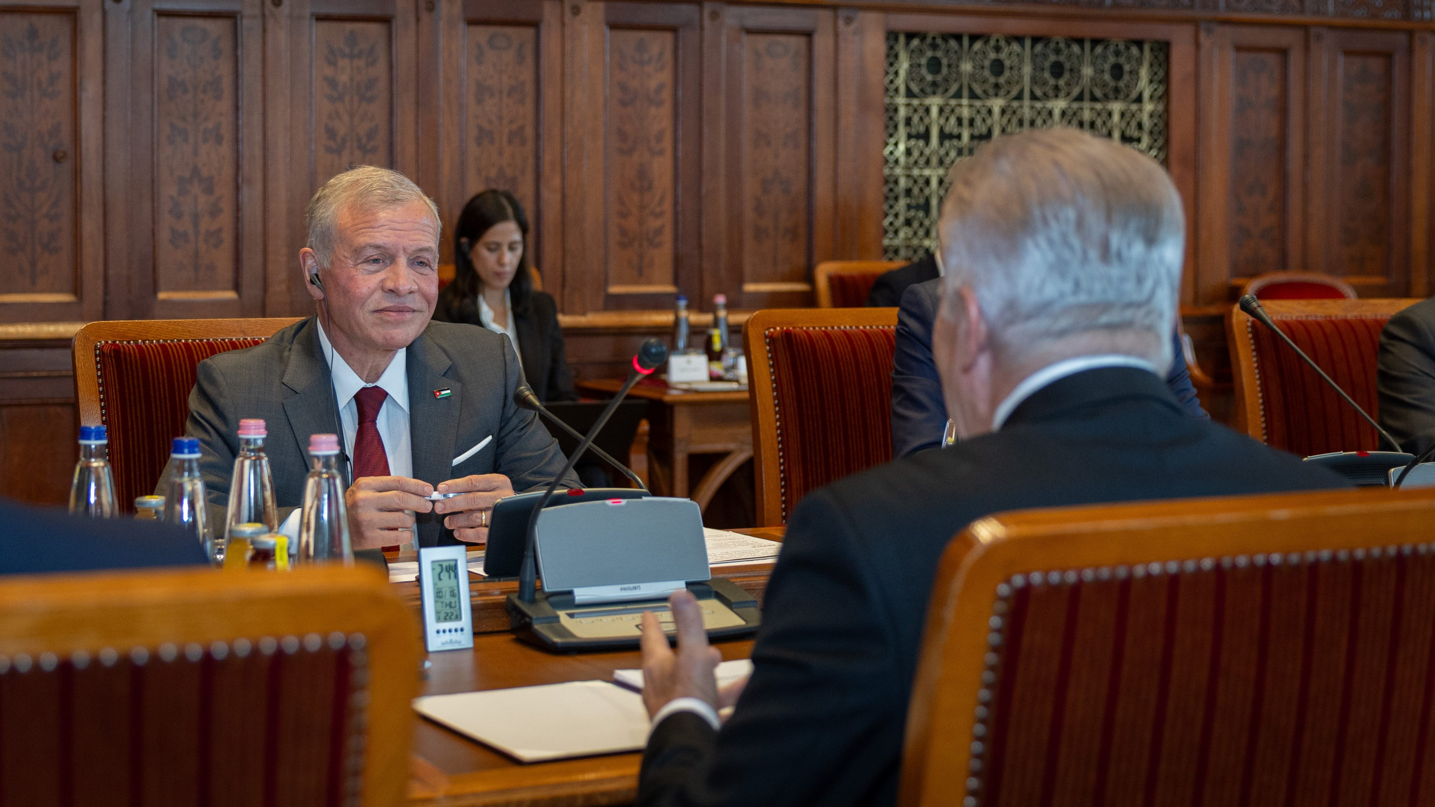 الملك يجتمع بأعضاء في البرلمان الهنغاري في بودابست