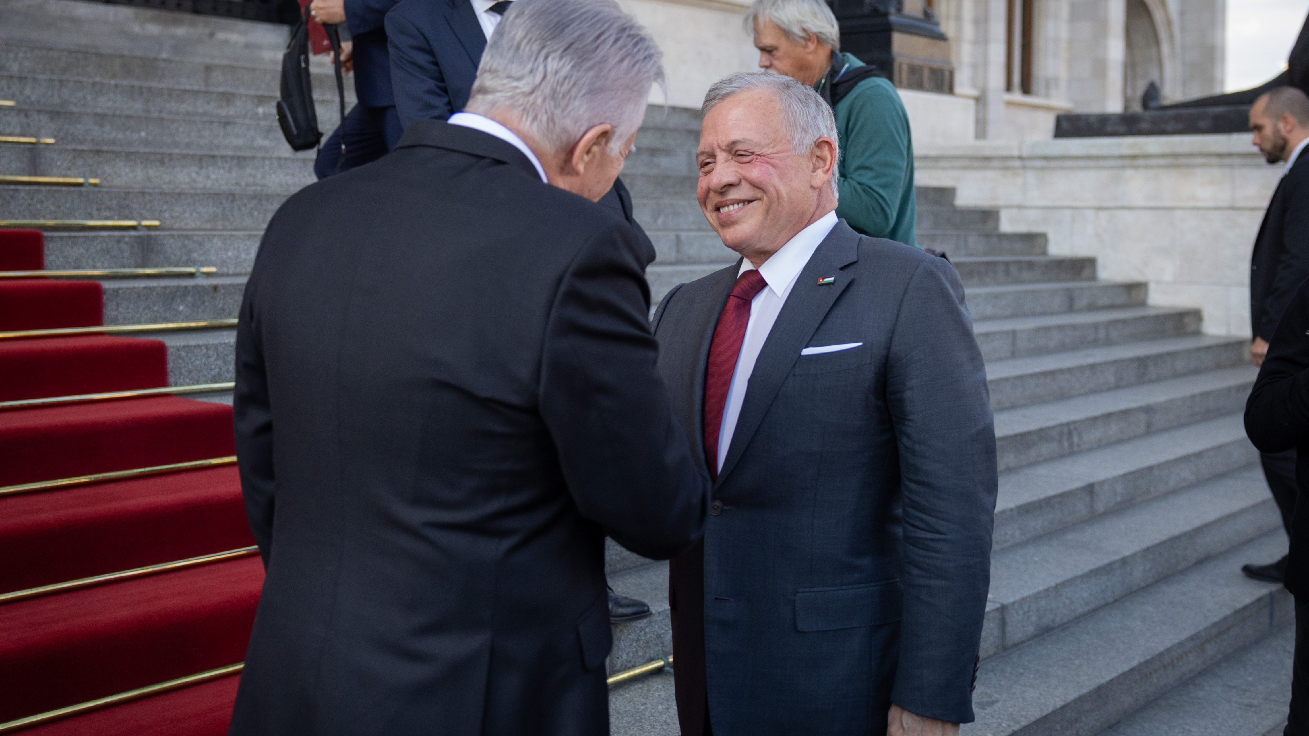 الملك يجتمع بأعضاء في البرلمان الهنغاري في بودابست