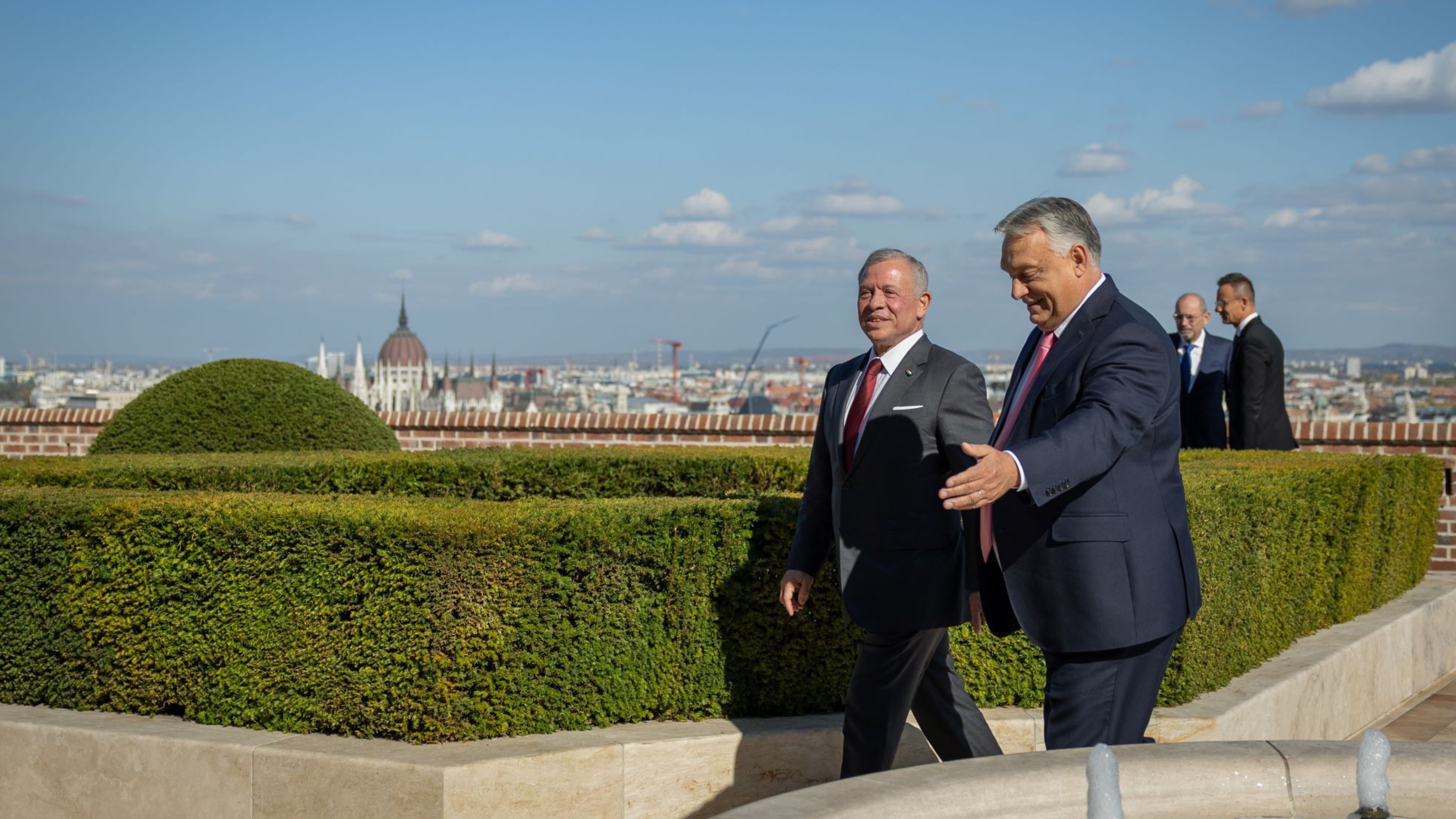 الملك يلتقي رئيس الوزراء الهنغاري ويؤكد أهمية بذل كل الجهود لتحقيق الاستقرار والسلام إقليميا ودوليا